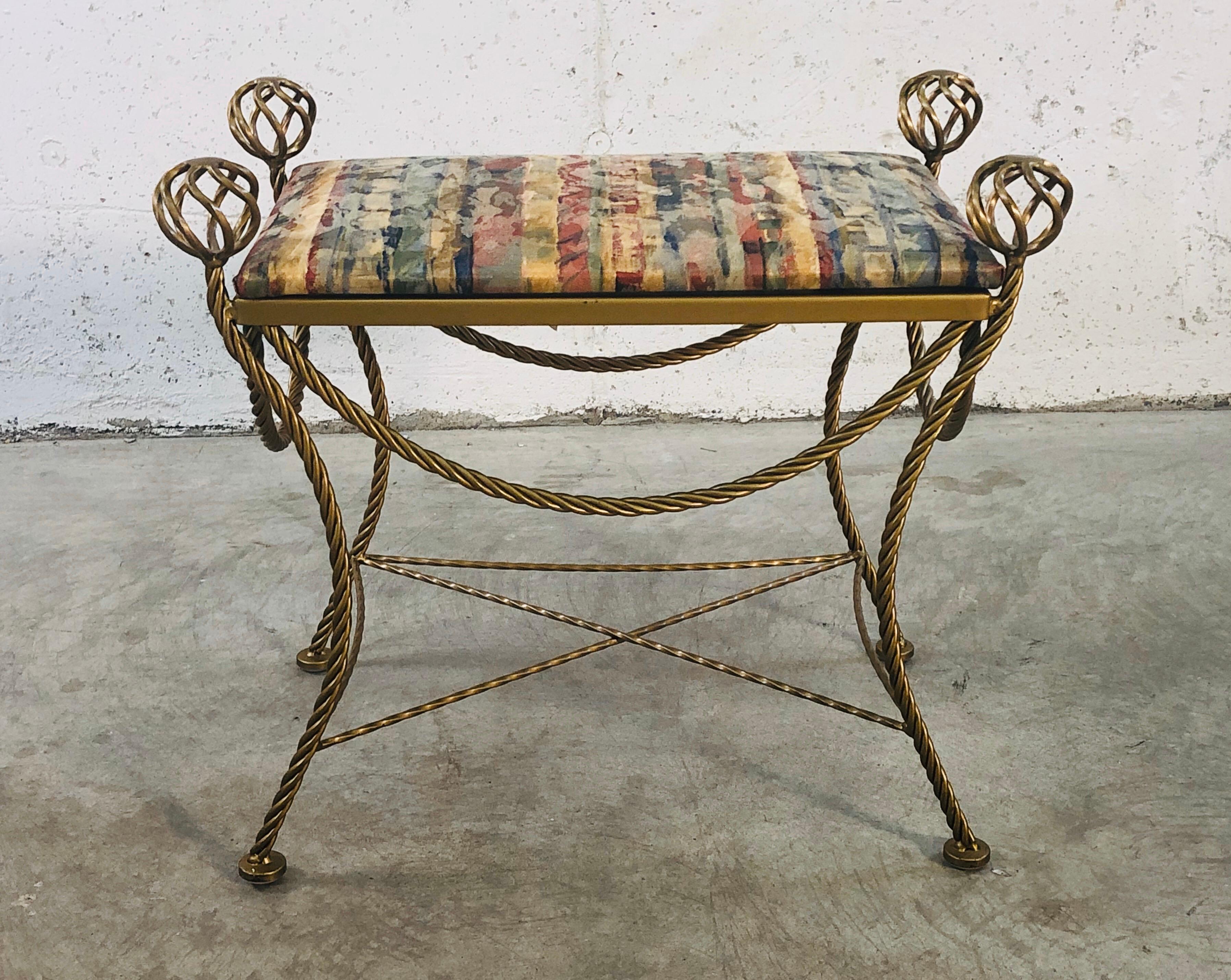 Americano Sgabello in stile Hollywood Regency in metallo dorato con corde e palline in vendita
