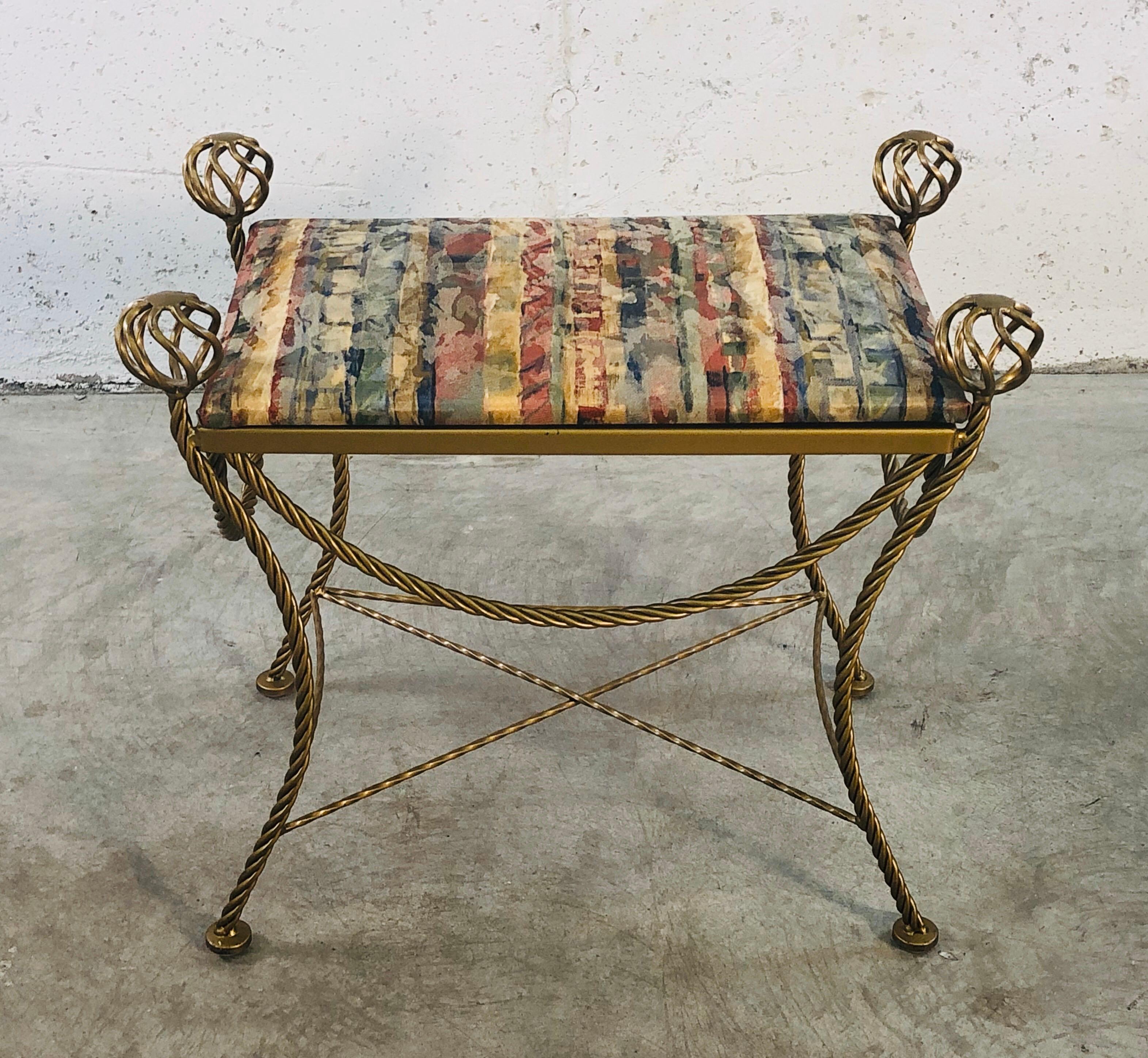 Sgabello in stile Hollywood Regency in metallo dorato con corde e palline In condizioni buone in vendita a Amherst, NH