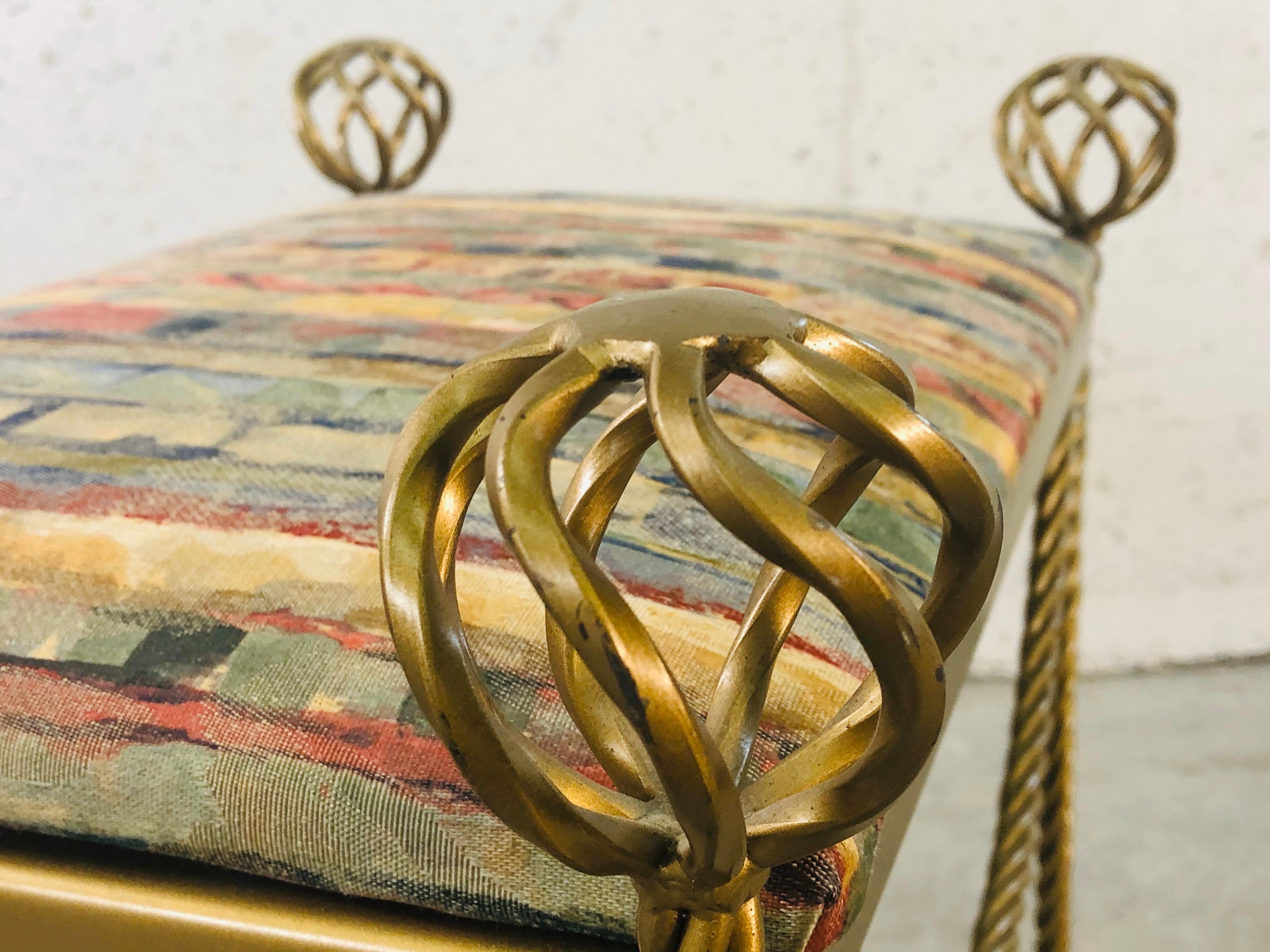Sgabello in stile Hollywood Regency in metallo dorato con corde e palline in vendita 1