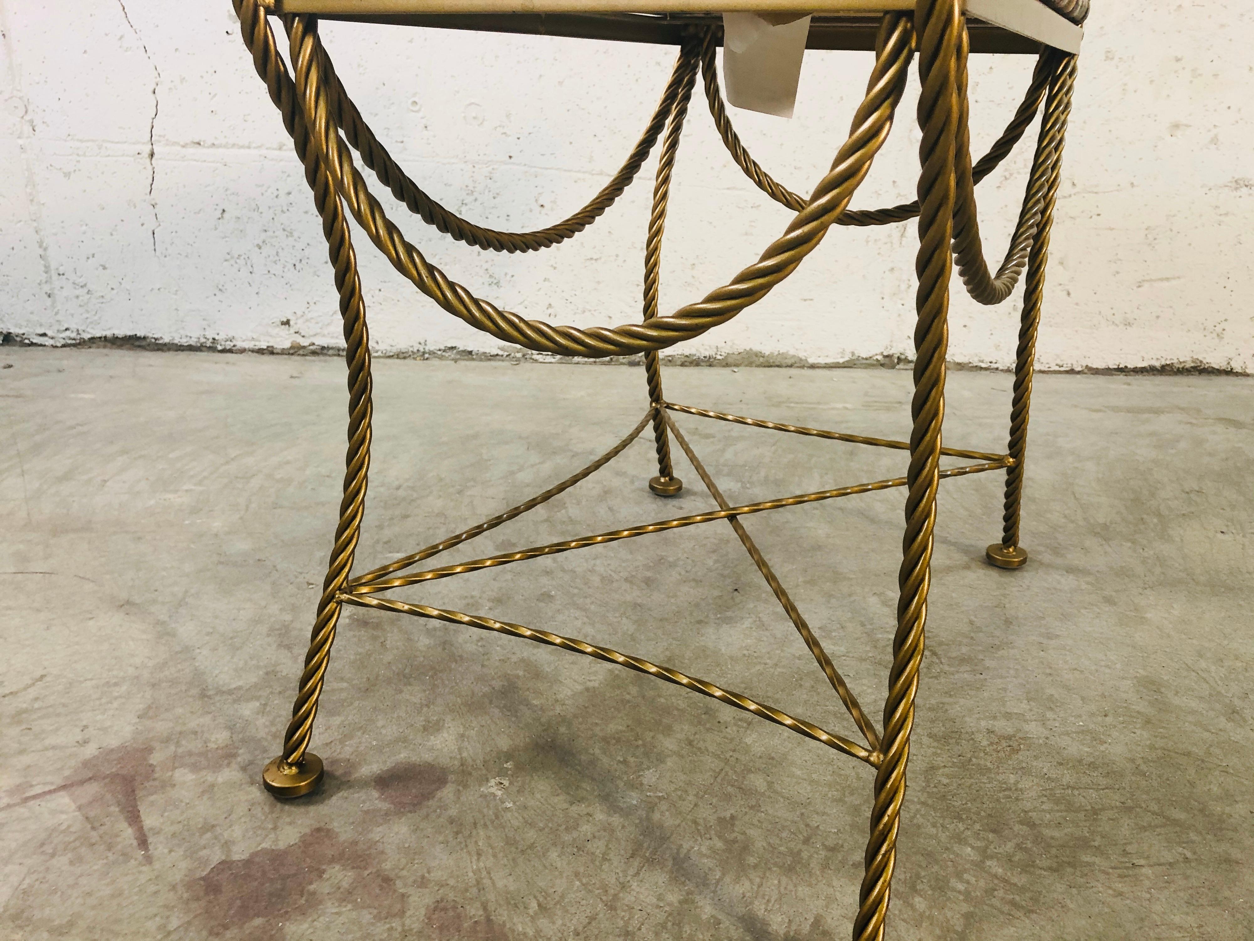 Sgabello in stile Hollywood Regency in metallo dorato con corde e palline in vendita 3