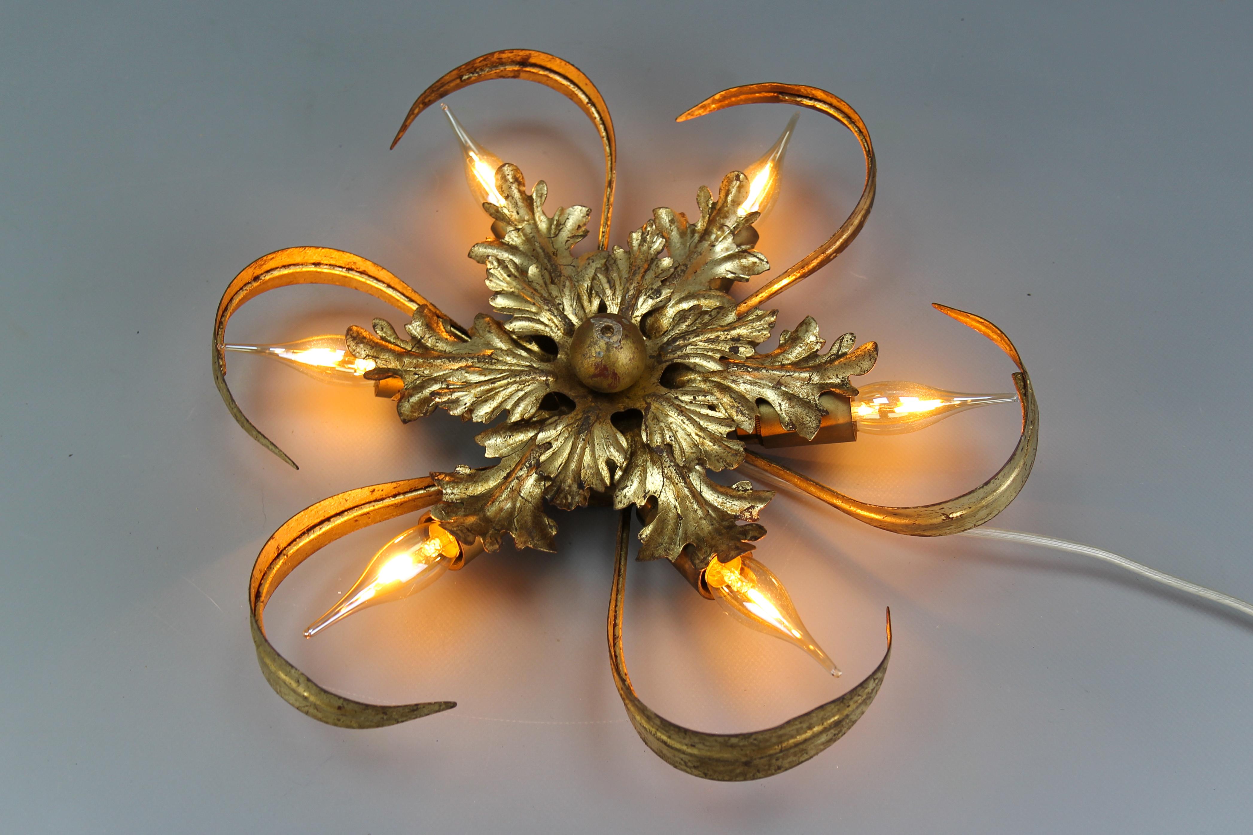 Dorato Lampada da incasso o da parete in stile Hollywood Regency in metallo dorato a sei luci con foglie di quercia in vendita