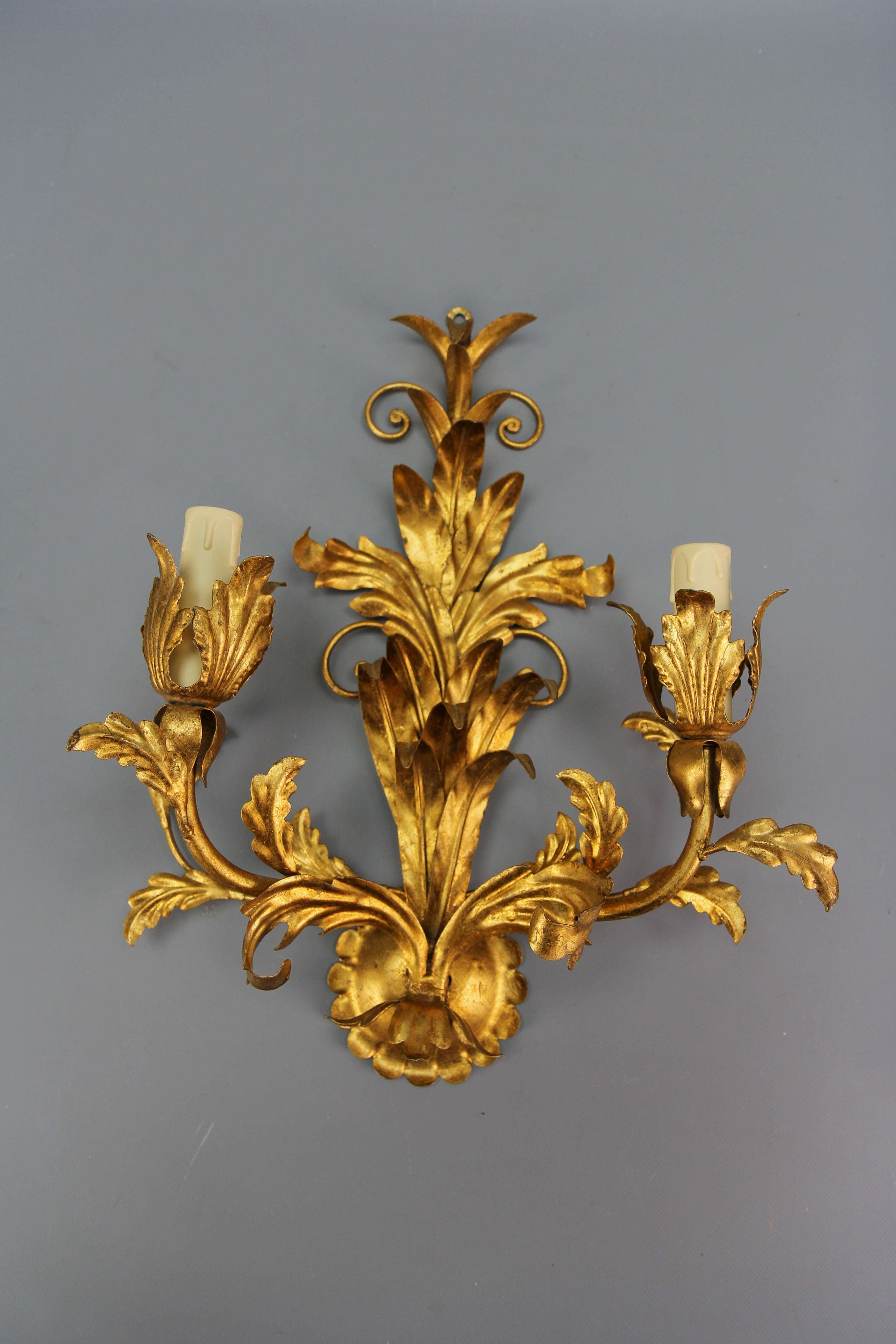 Applique à deux lumières de style Hollywood Regency en métal doré, vers 1970 en vente 8