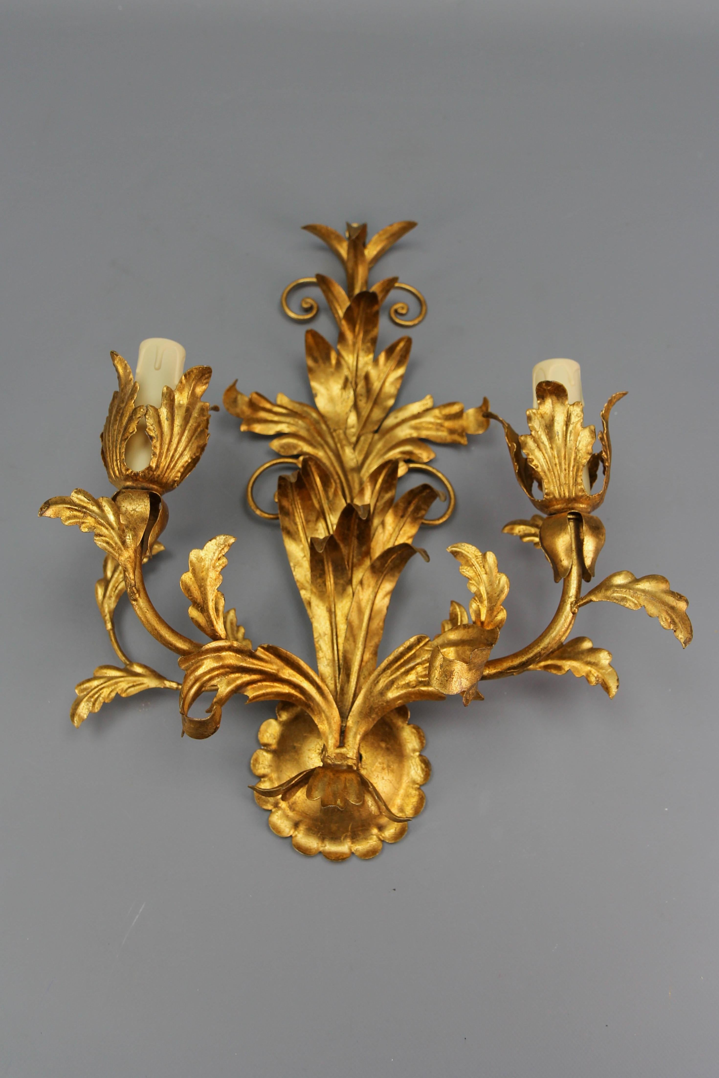 Applique à deux lumières de style Hollywood Regency en métal doré, vers 1970 en vente 9