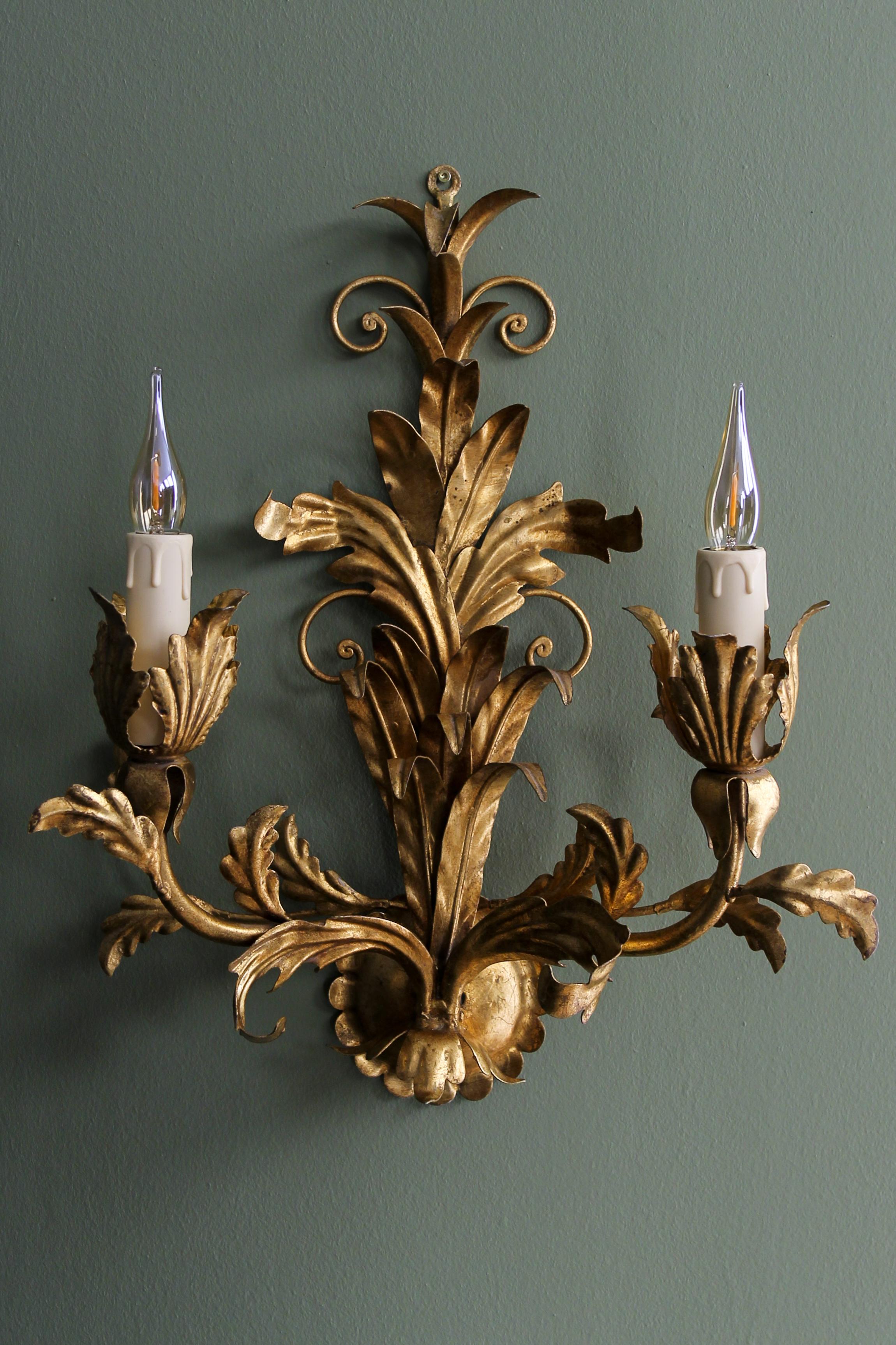 Applique à deux lumières en métal doré de style Hollywood Regency, attribuée à Hans Kögl, vers les années 1970.
Cette magnifique applique en métal doré de style Hollywood Regency présente des motifs feuillagés et deux bras avec des douilles pour