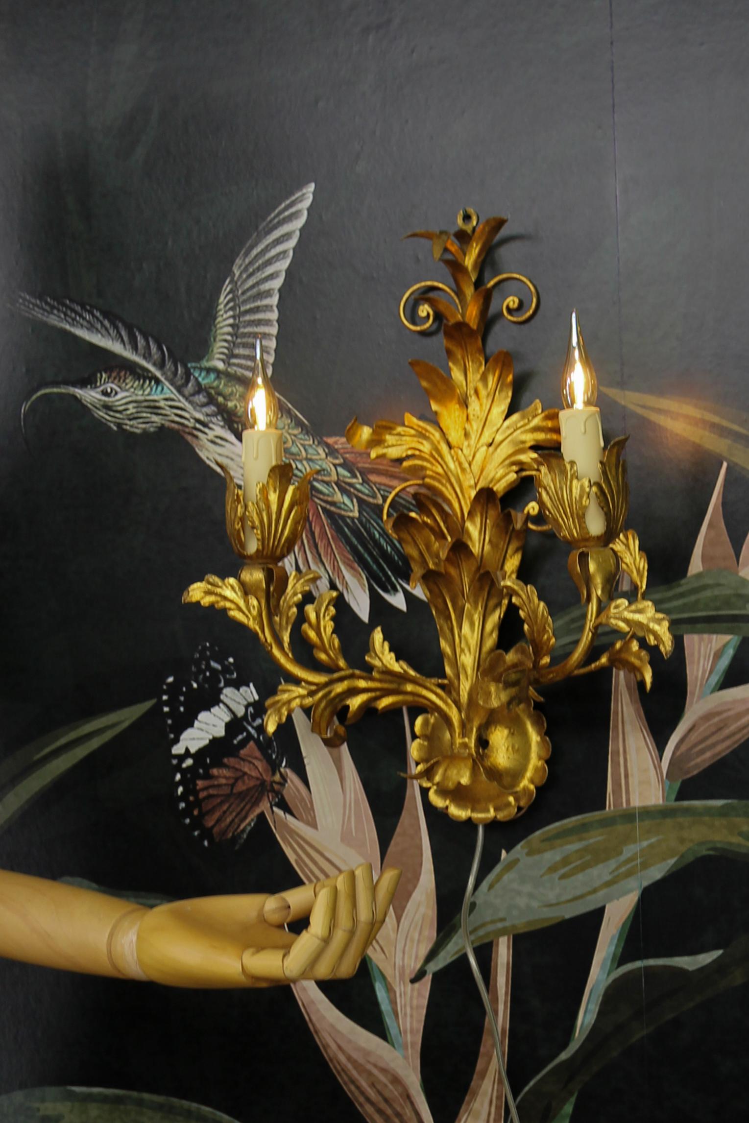Métal Applique à deux lumières de style Hollywood Regency en métal doré, vers 1970 en vente