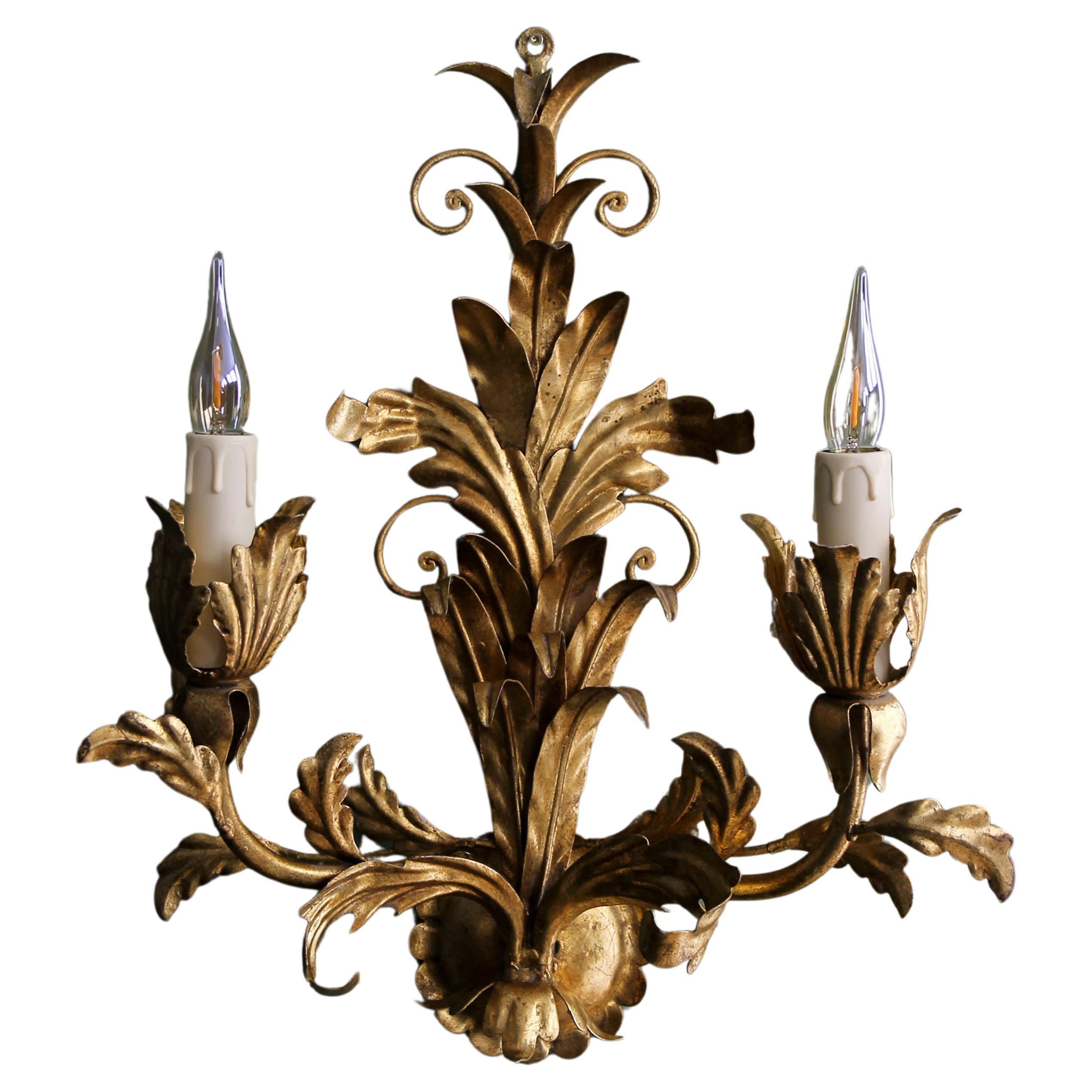 Applique à deux lumières de style Hollywood Regency en métal doré, vers 1970 en vente