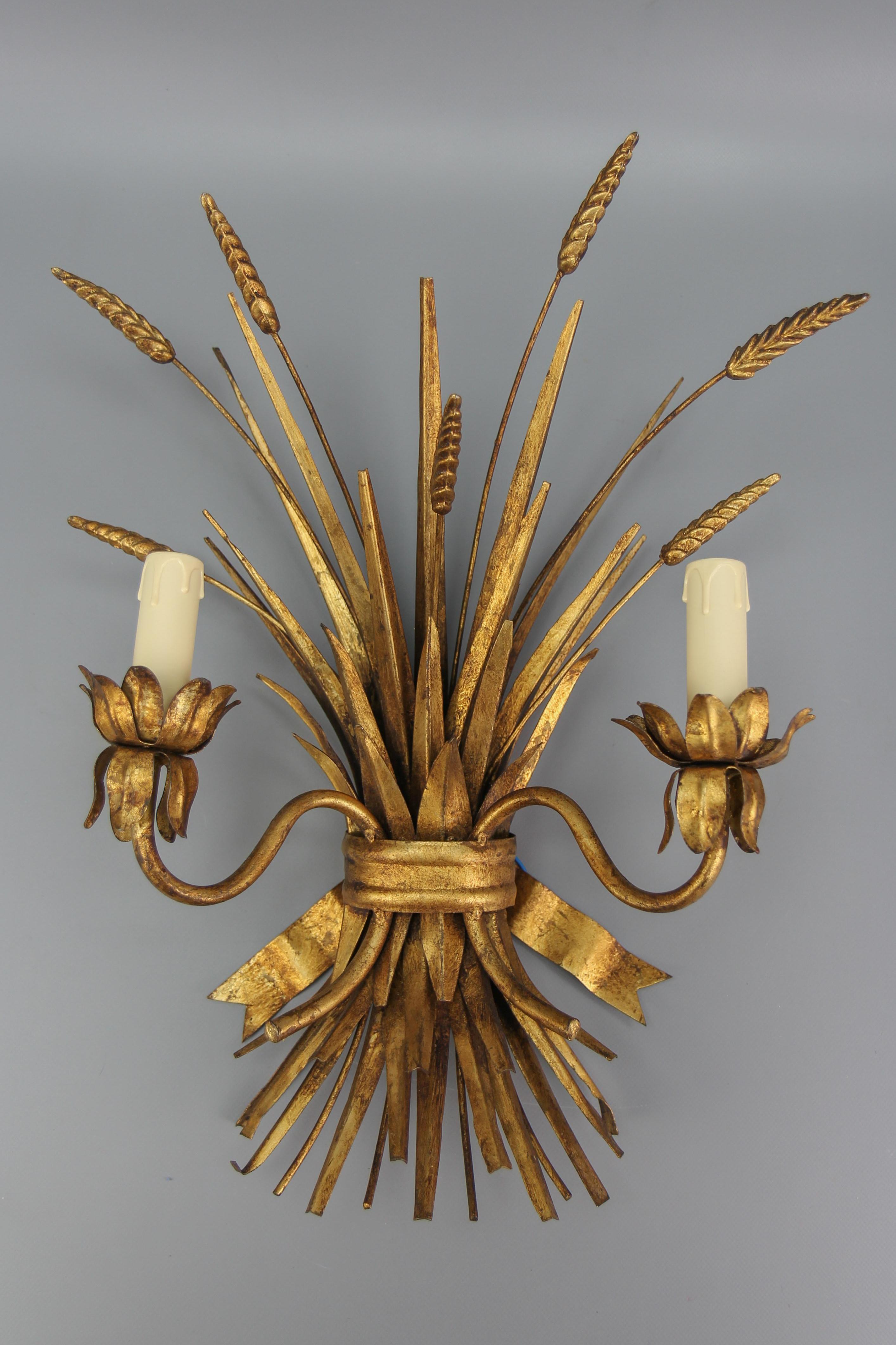 Hollywood Regency style gilt metal wheat sheaf wall sconce attributed to Hans Kögl, Germany, circa the 1960s.
A beautiful twin-branch wall sconce in the form of a sheaf of wheat - a sheaf of leaves and seven ears of wheat.
The wall light is made