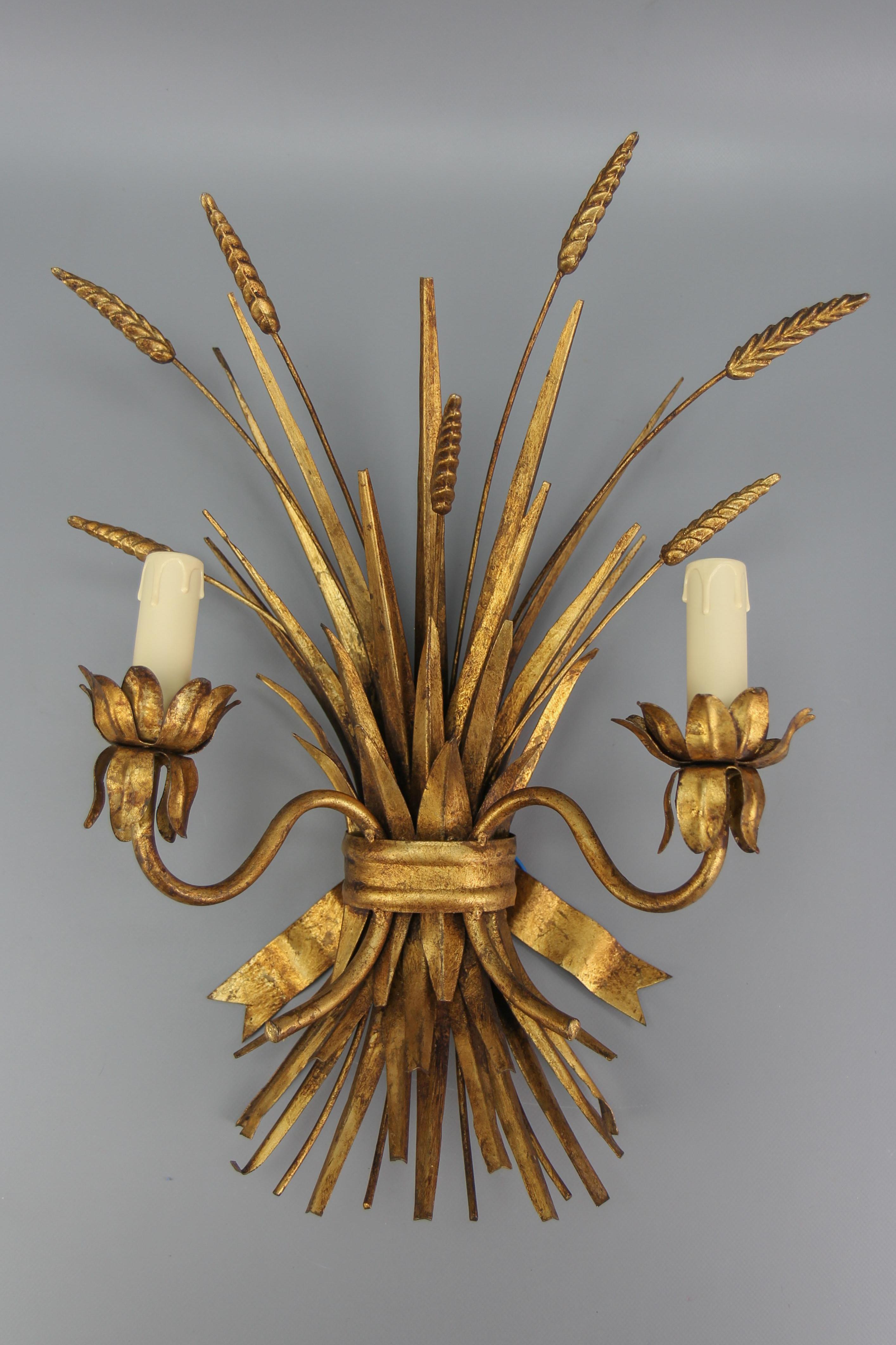 Vergoldete Metall-Wandleuchte im Hollywood-Regency-Stil mit Weizengarbe, Hans Kögl, Deutschland, ca. 1960er Jahre.
Ein schöner Wandleuchter mit zwei Zweigen in Form einer Weizengarbe - eine Garbe aus Blättern und sieben Ähren.
Die Wandleuchte ist