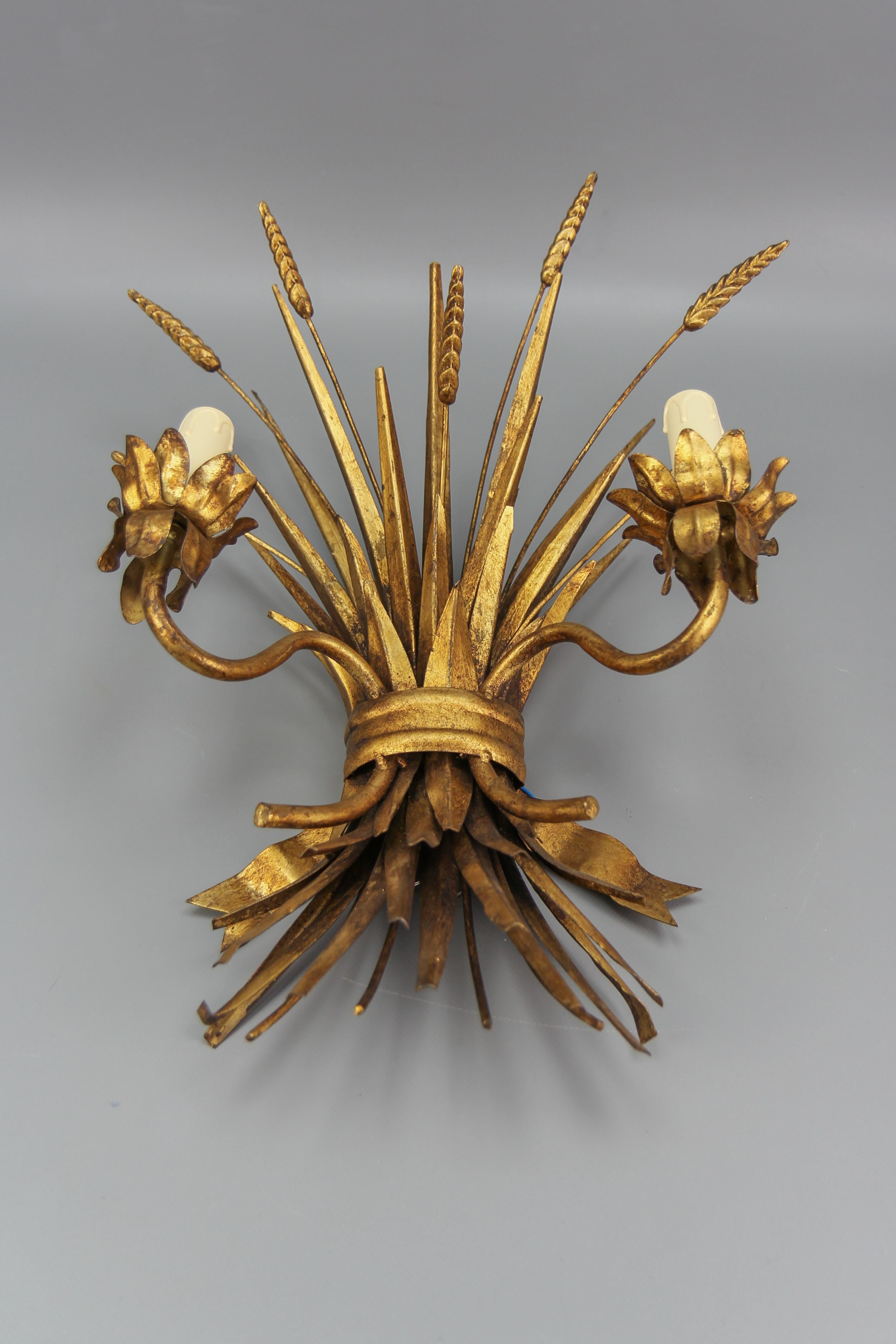 Mid-20th Century Hollywood Regency Style Gilt Metal Wheat Sheaf Wall Sconce, 1960s For Sale