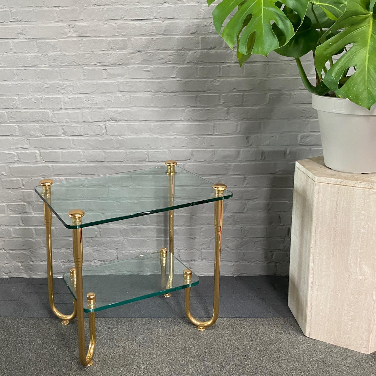 HOLLYWOOD REGENCY GOLD PLATED & GLASS SIDE TABLE

Side table
Gold plated
1,2cm thick glass

4 bended gilded feet
center glass tray

Hollywood Regency style
1980's
Italy

Condition:
The table is almost scratch free.
Amazing vintage condition
The