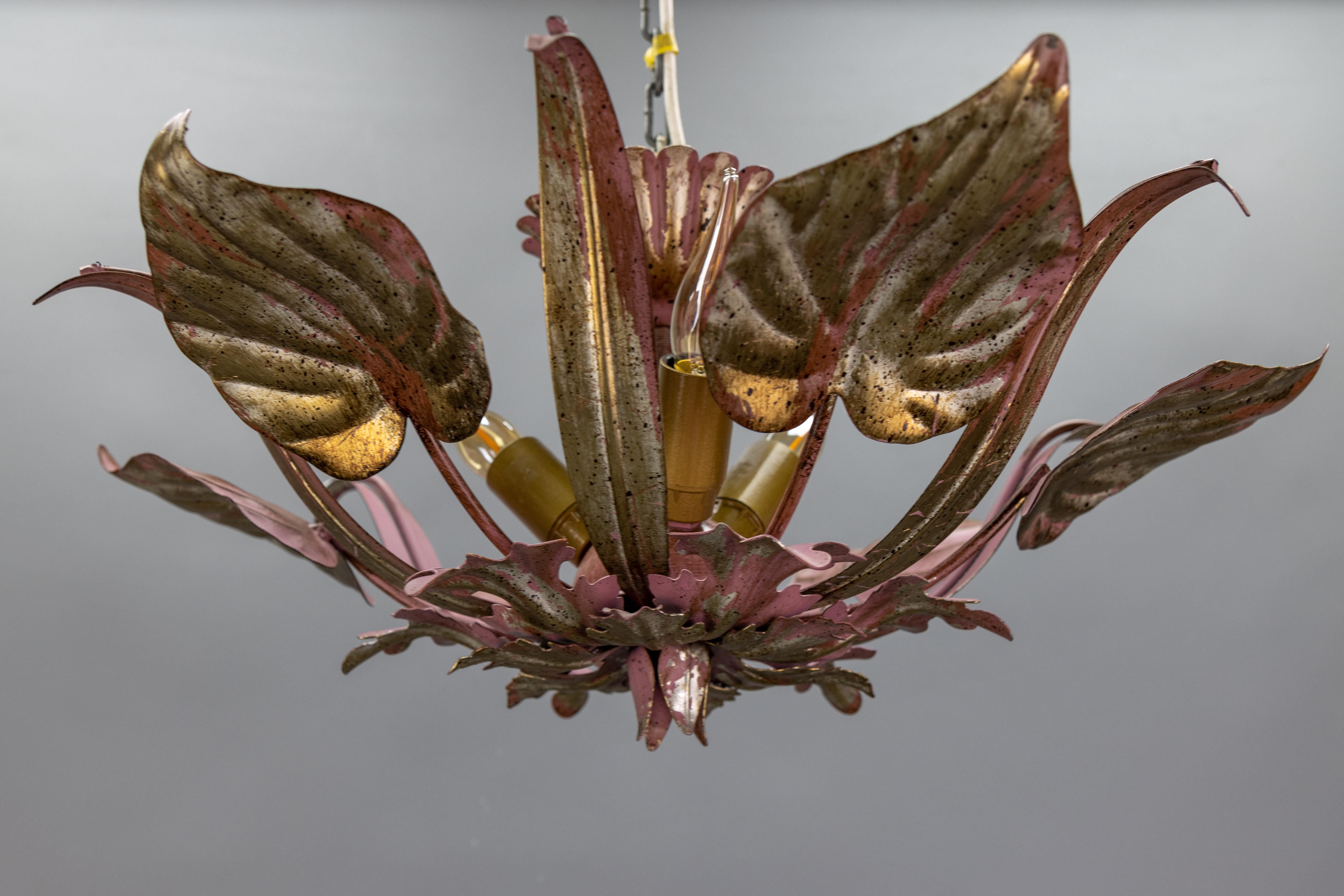 Lámpara de Techo de Tres Luces de Hoja de Metal Dorado y Violeta Estilo Hollywood Regency en venta 7