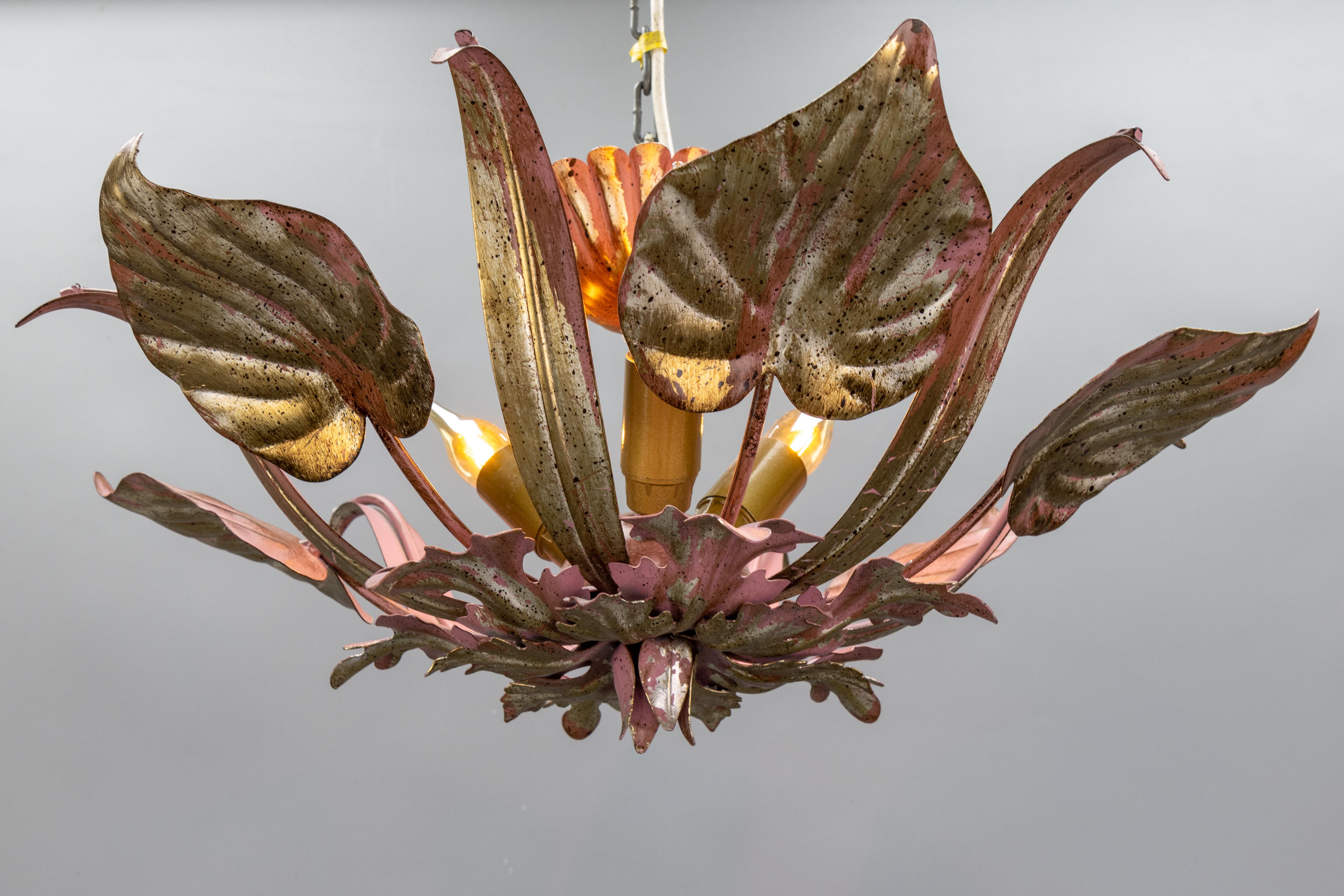 Lámpara de Techo de Tres Luces de Hoja de Metal Dorado y Violeta Estilo Hollywood Regency en venta 9