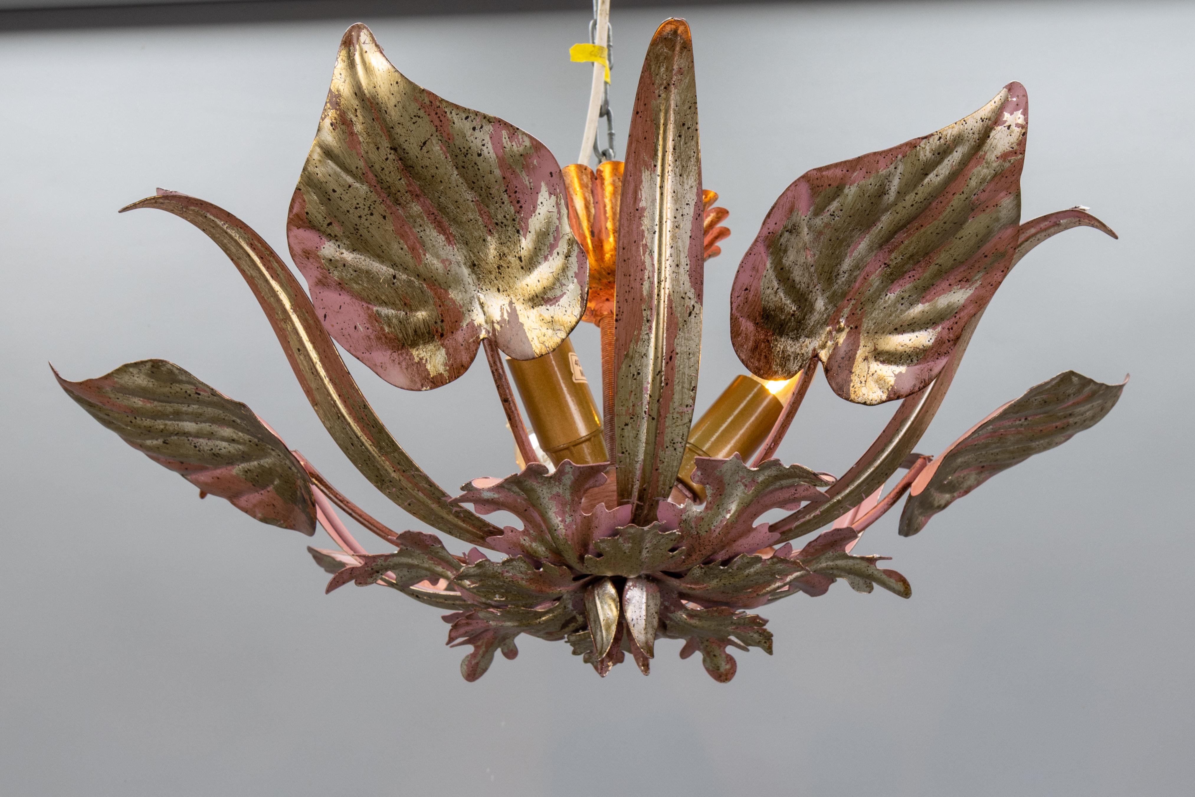 Lámpara de Techo de Tres Luces de Hoja de Metal Dorado y Violeta Estilo Hollywood Regency en venta 10