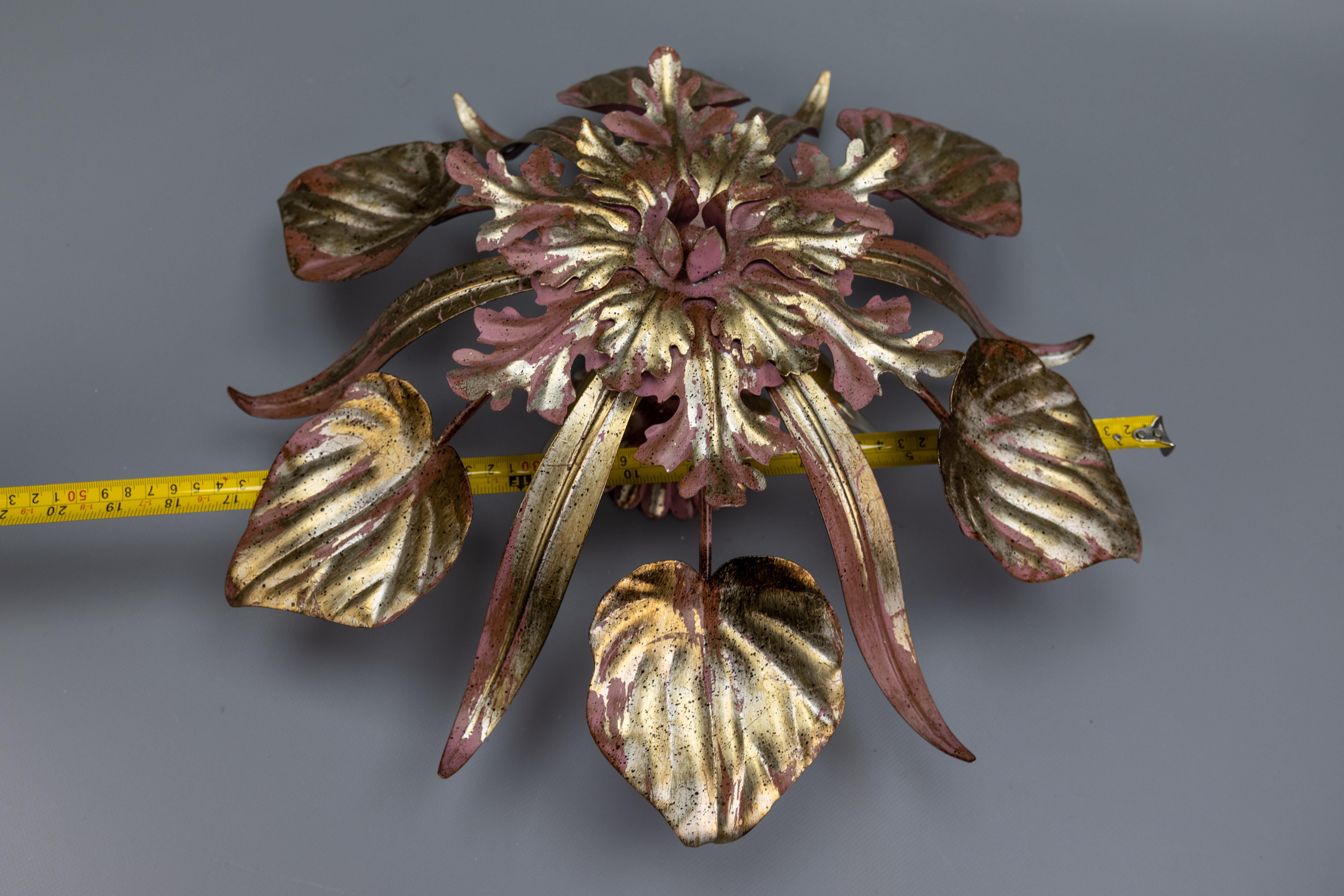 Lámpara de Techo de Tres Luces de Hoja de Metal Dorado y Violeta Estilo Hollywood Regency en venta 13