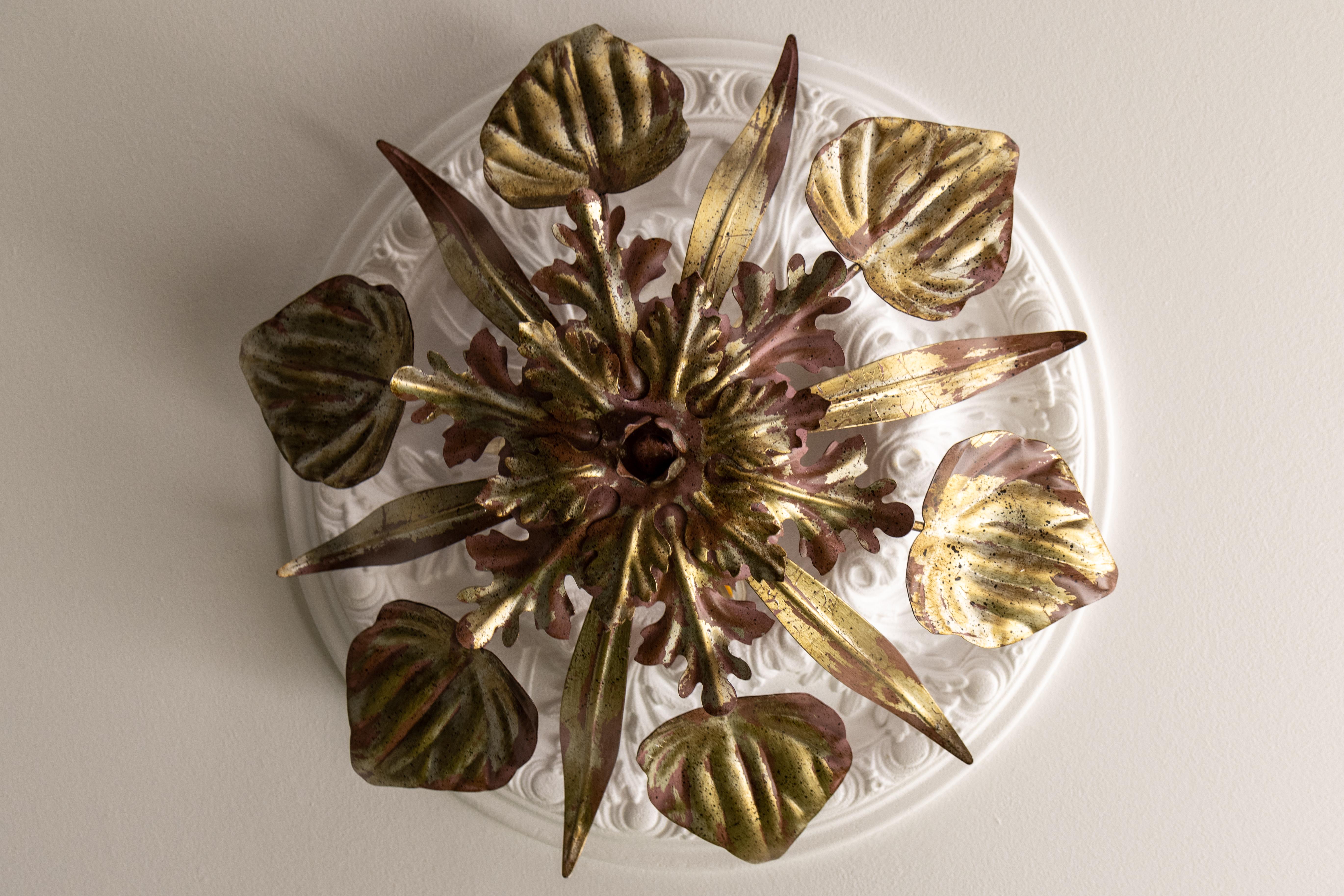 Lámpara de Techo de Tres Luces de Hoja de Metal Dorado y Violeta Estilo Hollywood Regency Regencia de Hollywood en venta