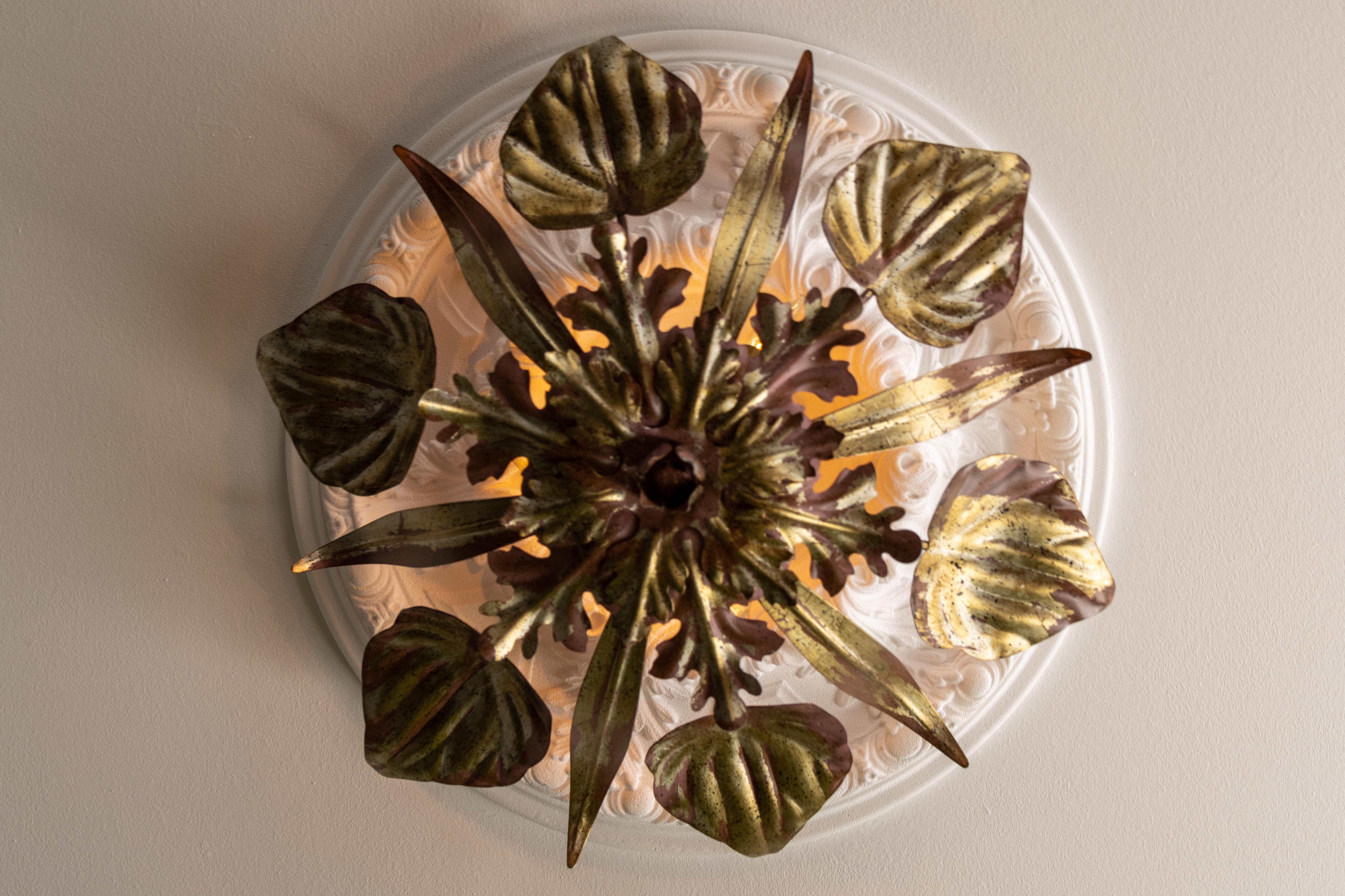 Lámpara de Techo de Tres Luces de Hoja de Metal Dorado y Violeta Estilo Hollywood Regency Alemán en venta
