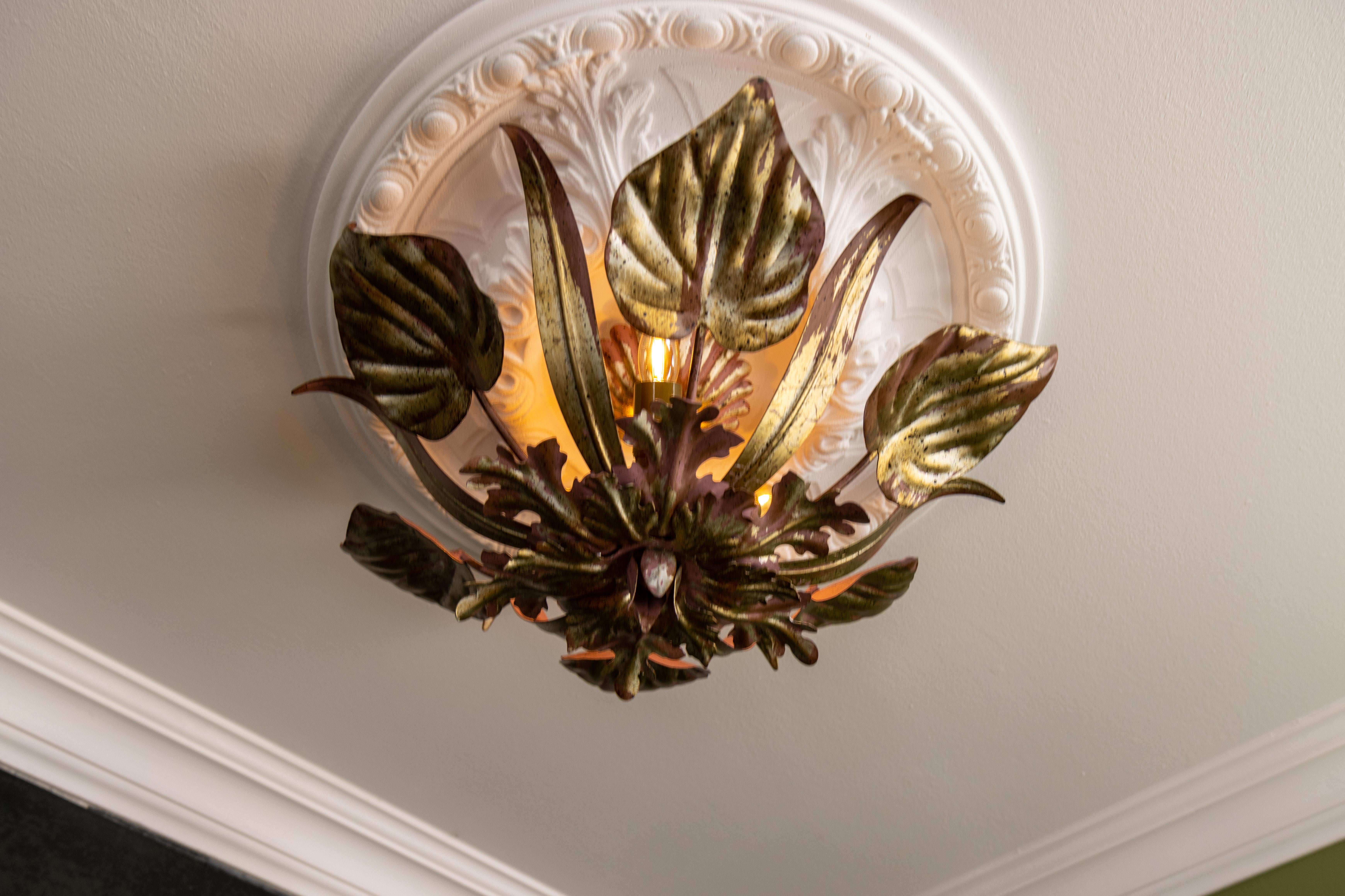 Lámpara de Techo de Tres Luces de Hoja de Metal Dorado y Violeta Estilo Hollywood Regency en Bueno estado para la venta en Barntrup, DE