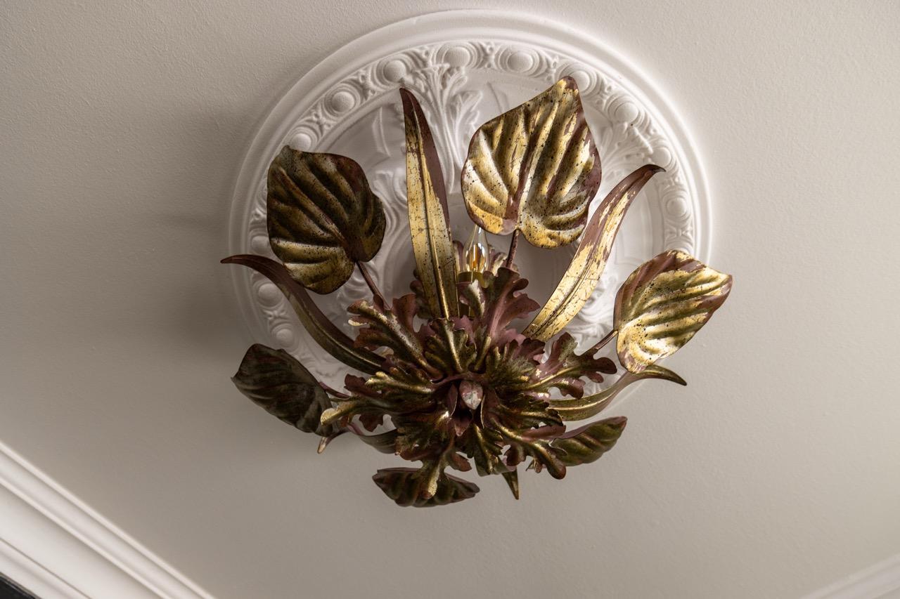 Lámpara de Techo de Tres Luces de Hoja de Metal Dorado y Violeta Estilo Hollywood Regency finales del siglo XX en venta