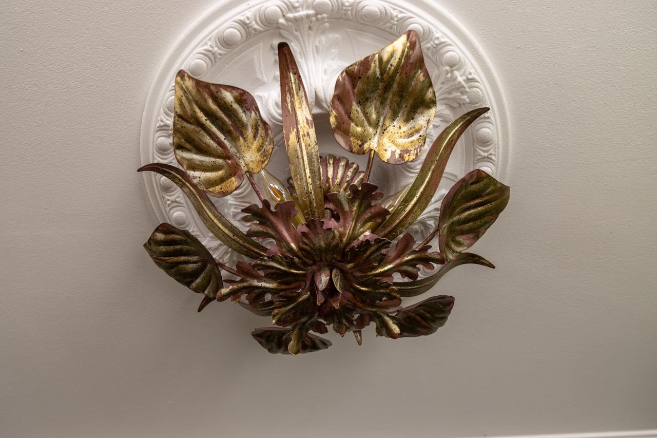 Lámpara de Techo de Tres Luces de Hoja de Metal Dorado y Violeta Estilo Hollywood Regency en venta 1
