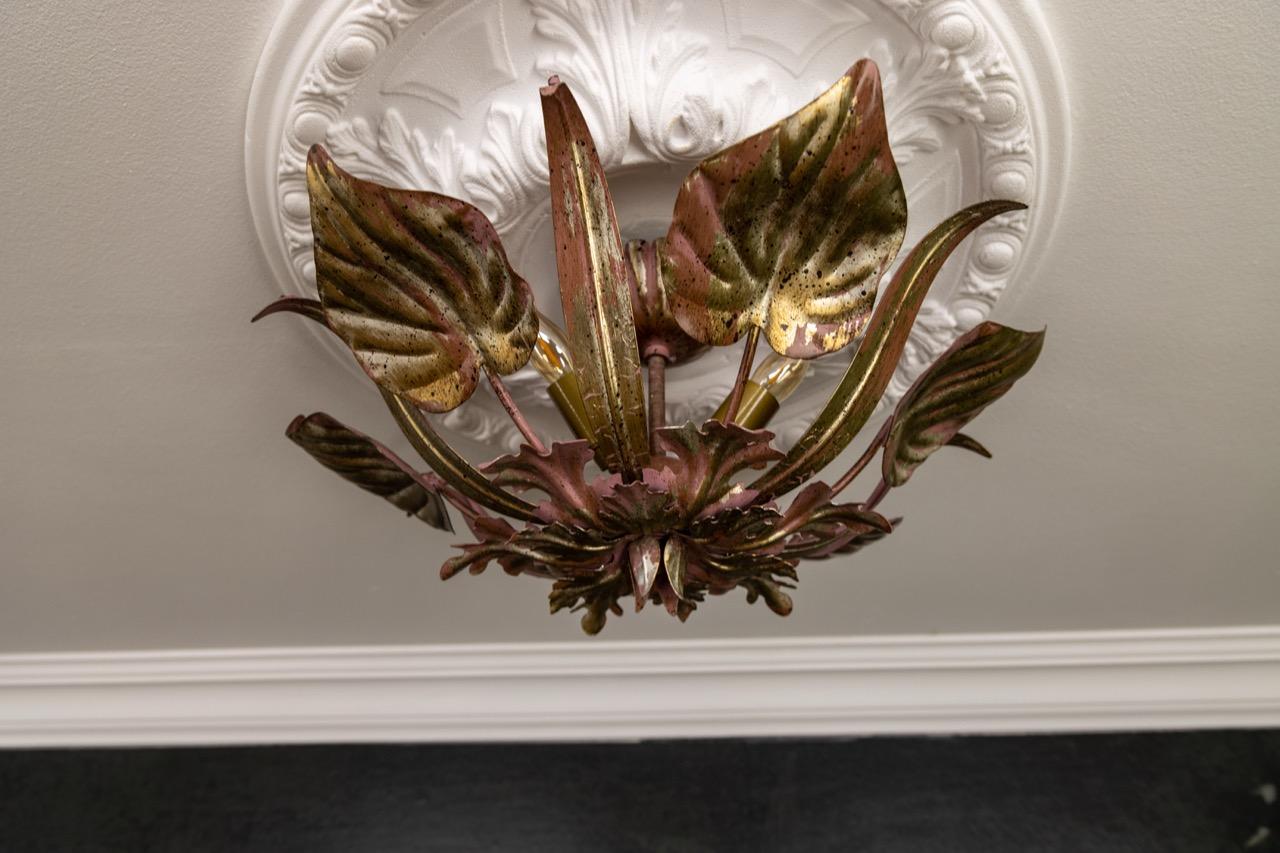 Lámpara de Techo de Tres Luces de Hoja de Metal Dorado y Violeta Estilo Hollywood Regency en venta 2