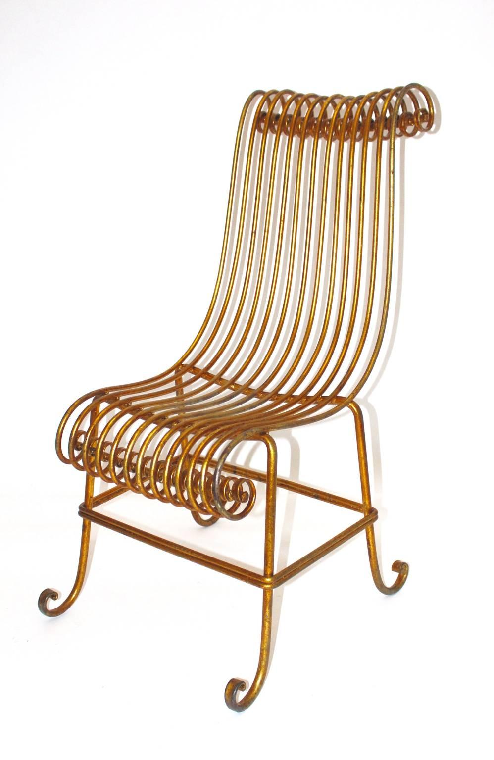 Goldener Beistellstuhl oder Stuhl aus Metall in skulpturaler, leicht geschwungener Form im Hollywood-Regency-Stil der Jahrhundertmitte.
Während der schöne elegante Beistellstuhl oder Stuhl in goldenem Farbton eine einzigartige Form aufweist, hat