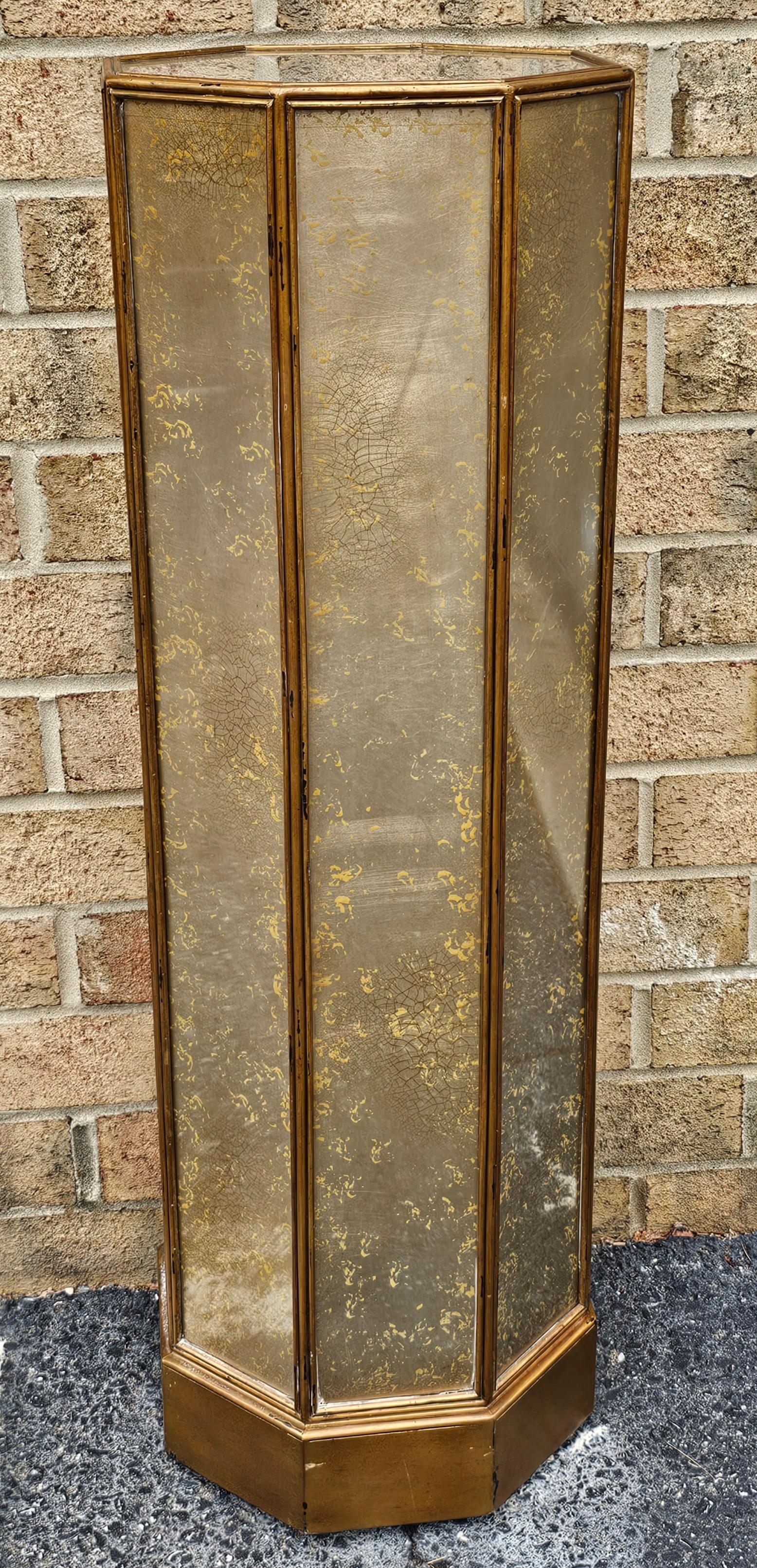 Ein golden gesprenkelter Glassockel im Hollywood Regency Stil  misst 14,25
