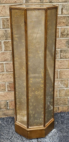 Achteckiger Hollywood-Regency-Sockel aus goldfarben gesprenkeltem Glas im Hollywood-Regency-Stil