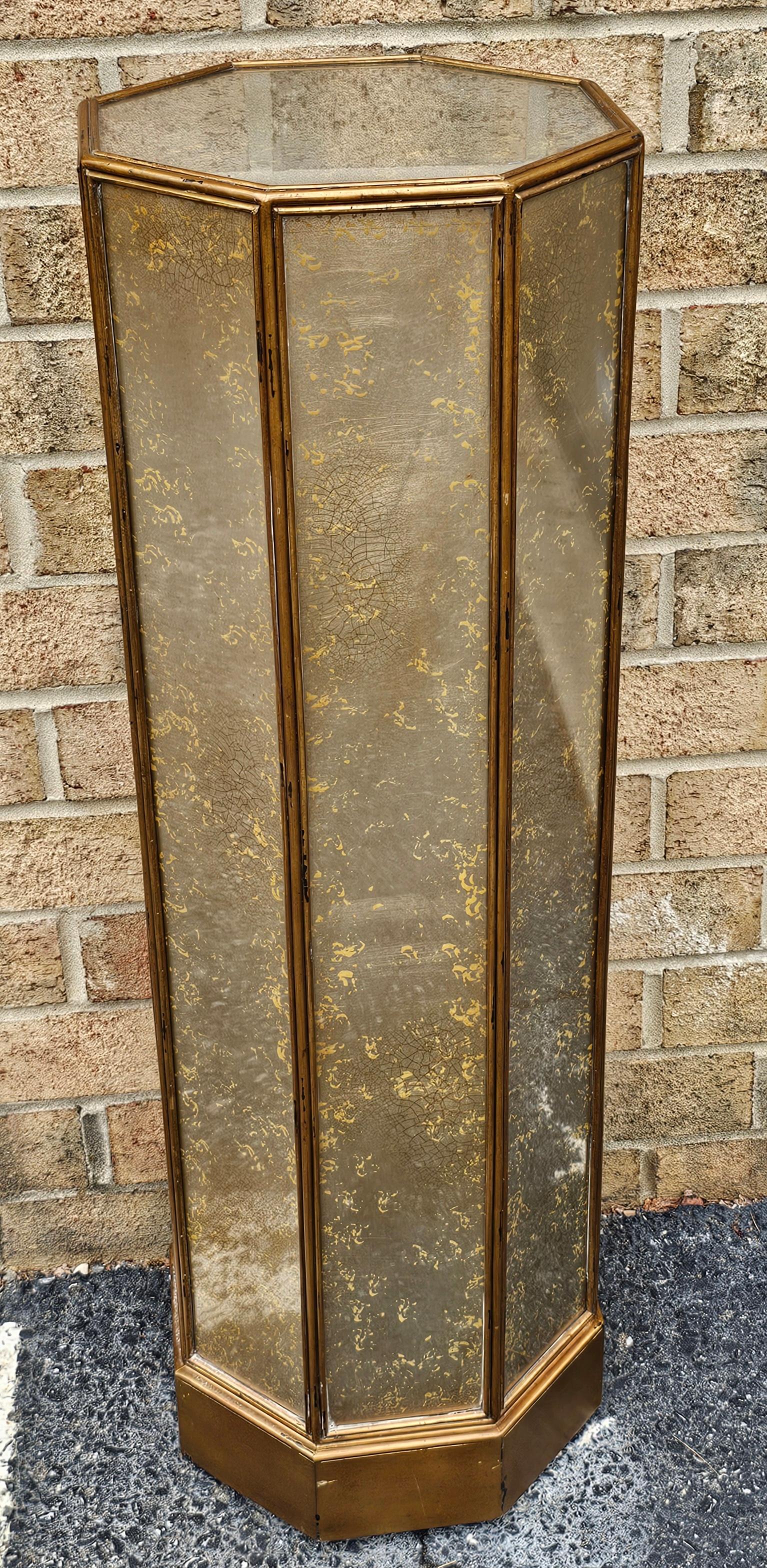 Achteckiger Hollywood-Regency-Sockel aus goldfarben gesprenkeltem Glas im Hollywood-Regency-Stil (Hollywood Regency) im Angebot