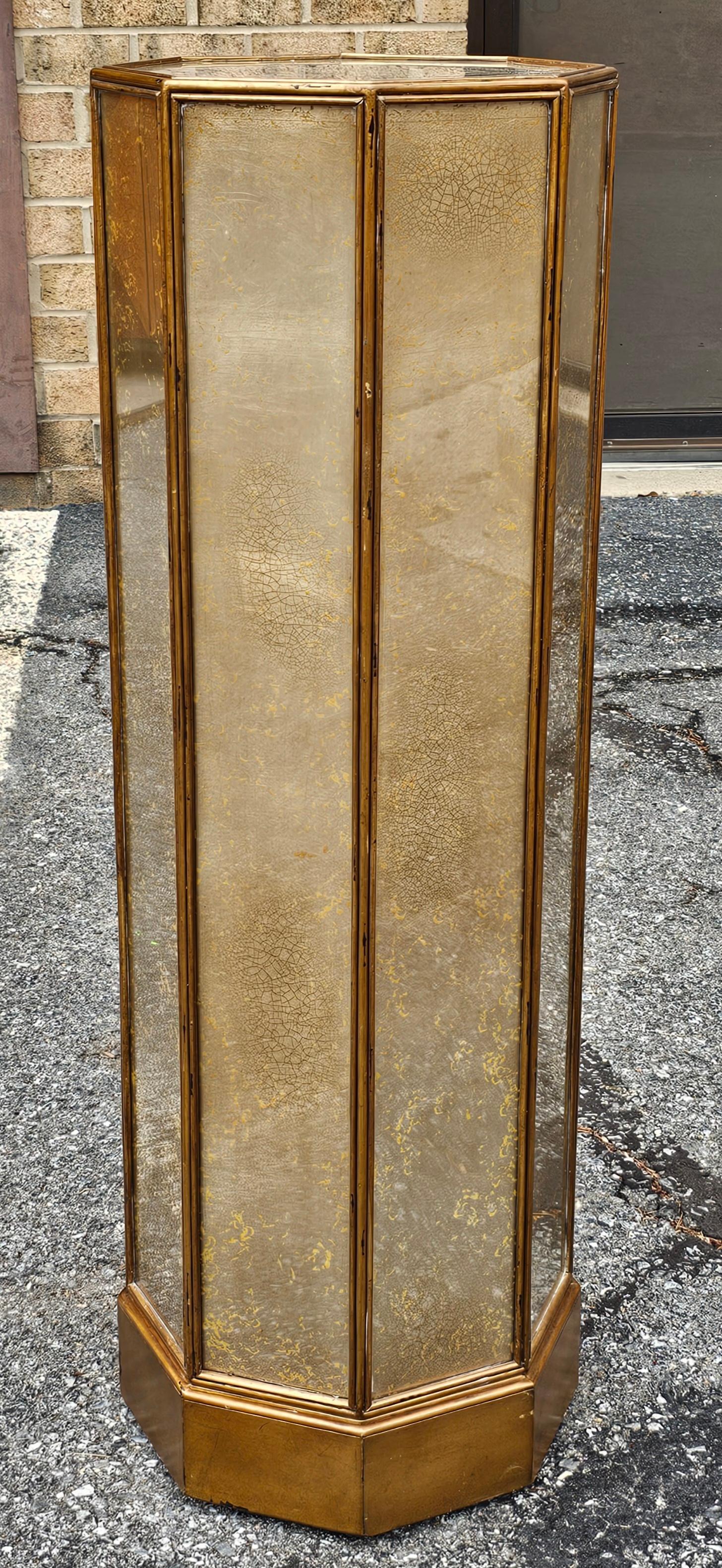 Achteckiger Hollywood-Regency-Sockel aus goldfarben gesprenkeltem Glas im Hollywood-Regency-Stil (amerikanisch) im Angebot