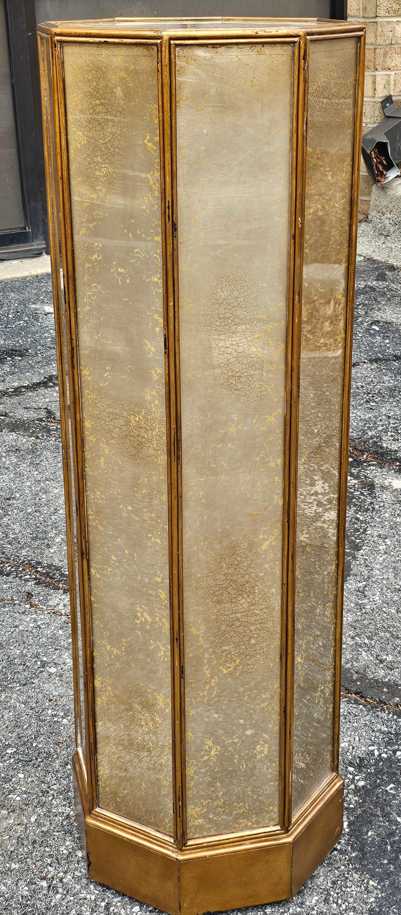 Achteckiger Hollywood-Regency-Sockel aus goldfarben gesprenkeltem Glas im Hollywood-Regency-Stil (Sonstiges) im Angebot