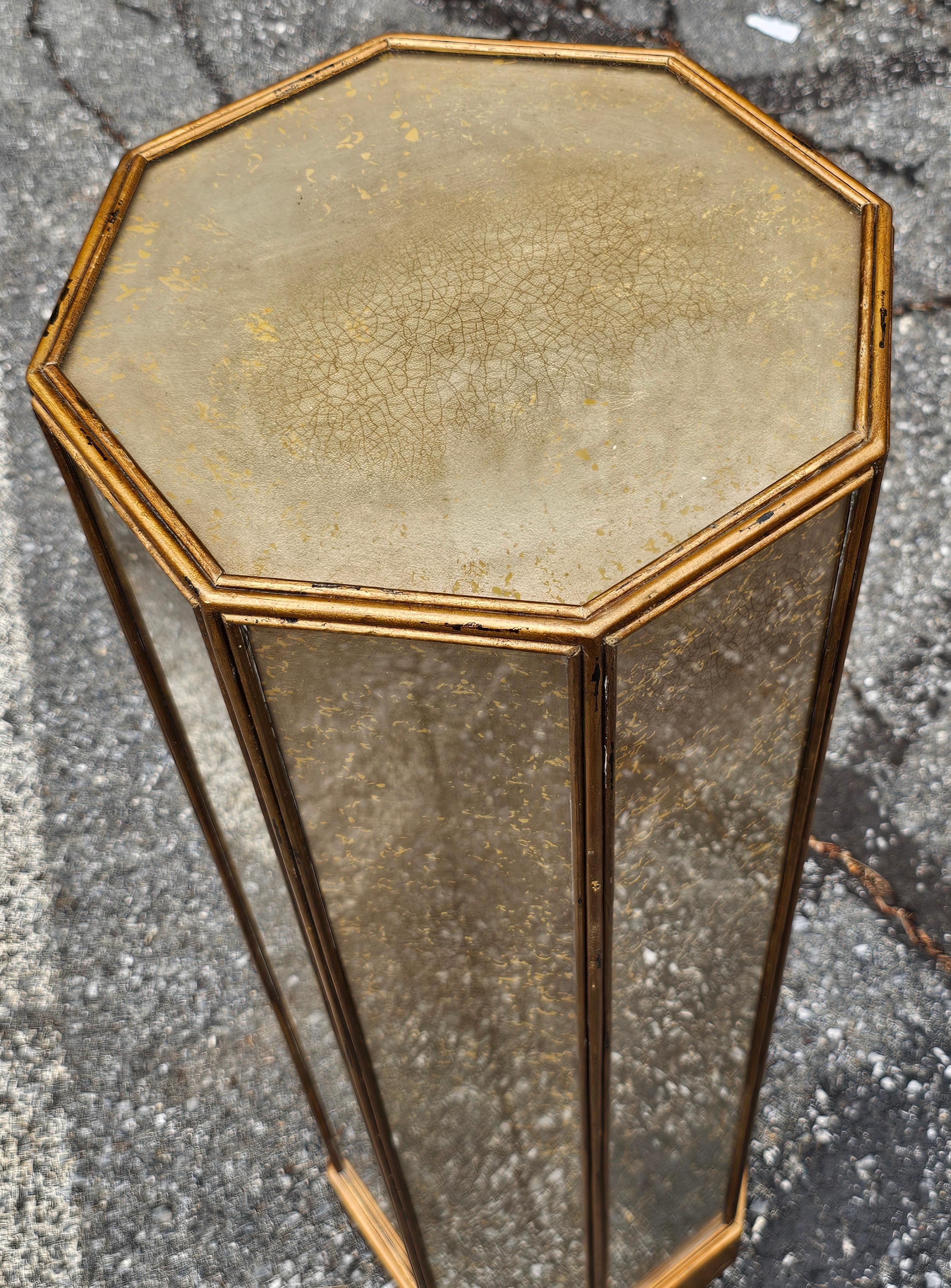 Achteckiger Hollywood-Regency-Sockel aus goldfarben gesprenkeltem Glas im Hollywood-Regency-Stil (20. Jahrhundert) im Angebot