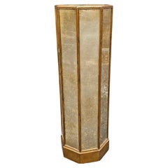 Piédestal octogonal de style Hollywood Regency en verre moucheté d'or