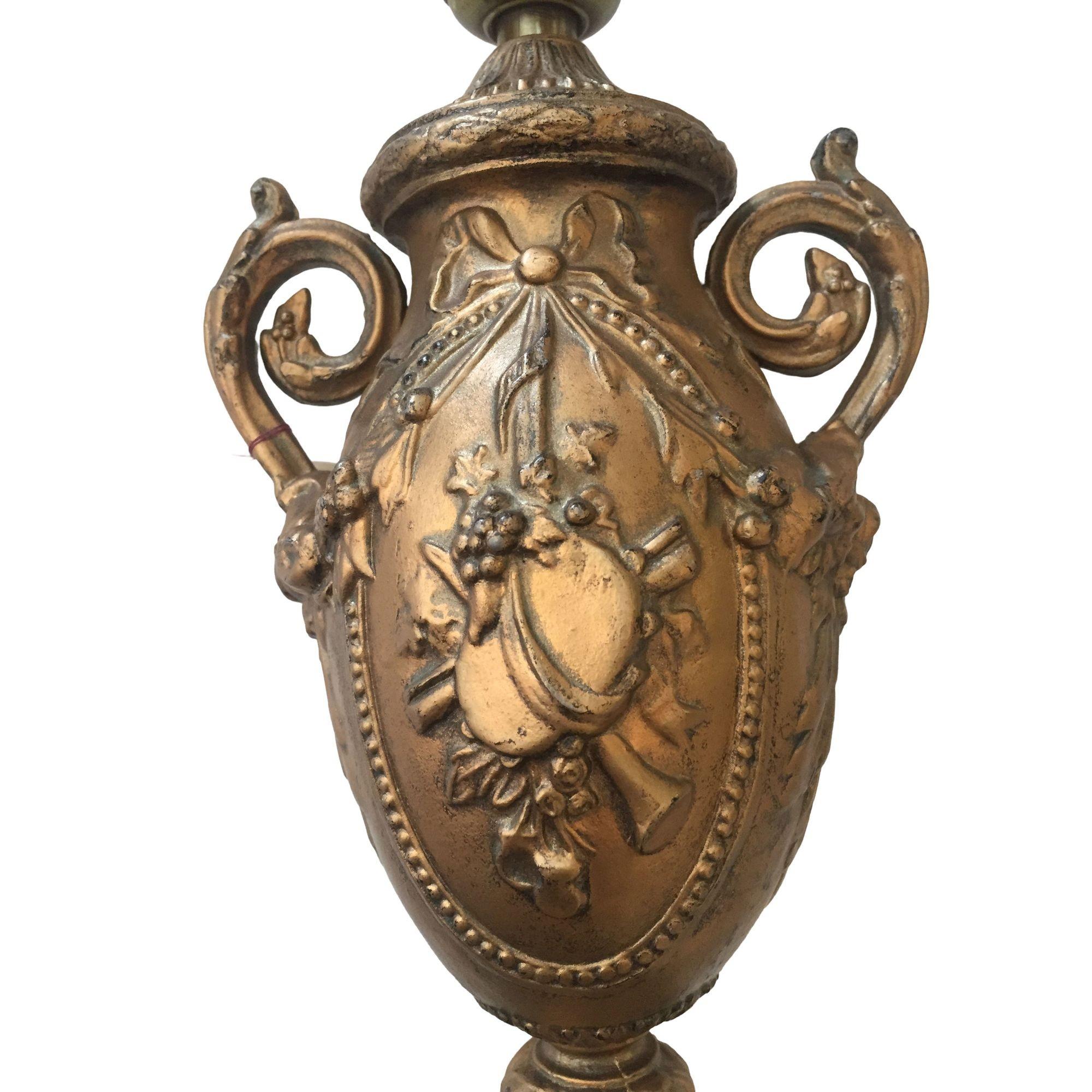 Hollywood Regency Style Goldtone Spelter Urn Tischlampe auf Marmorsockel (amerikanisch) im Angebot