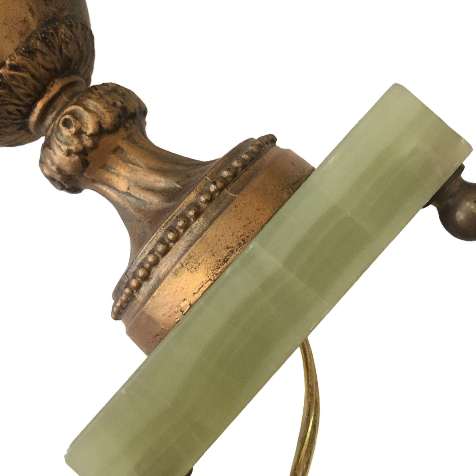Hollywood Regency Style Goldtone Spelter Urn Tischlampe auf Marmorsockel (Frühes 20. Jahrhundert) im Angebot