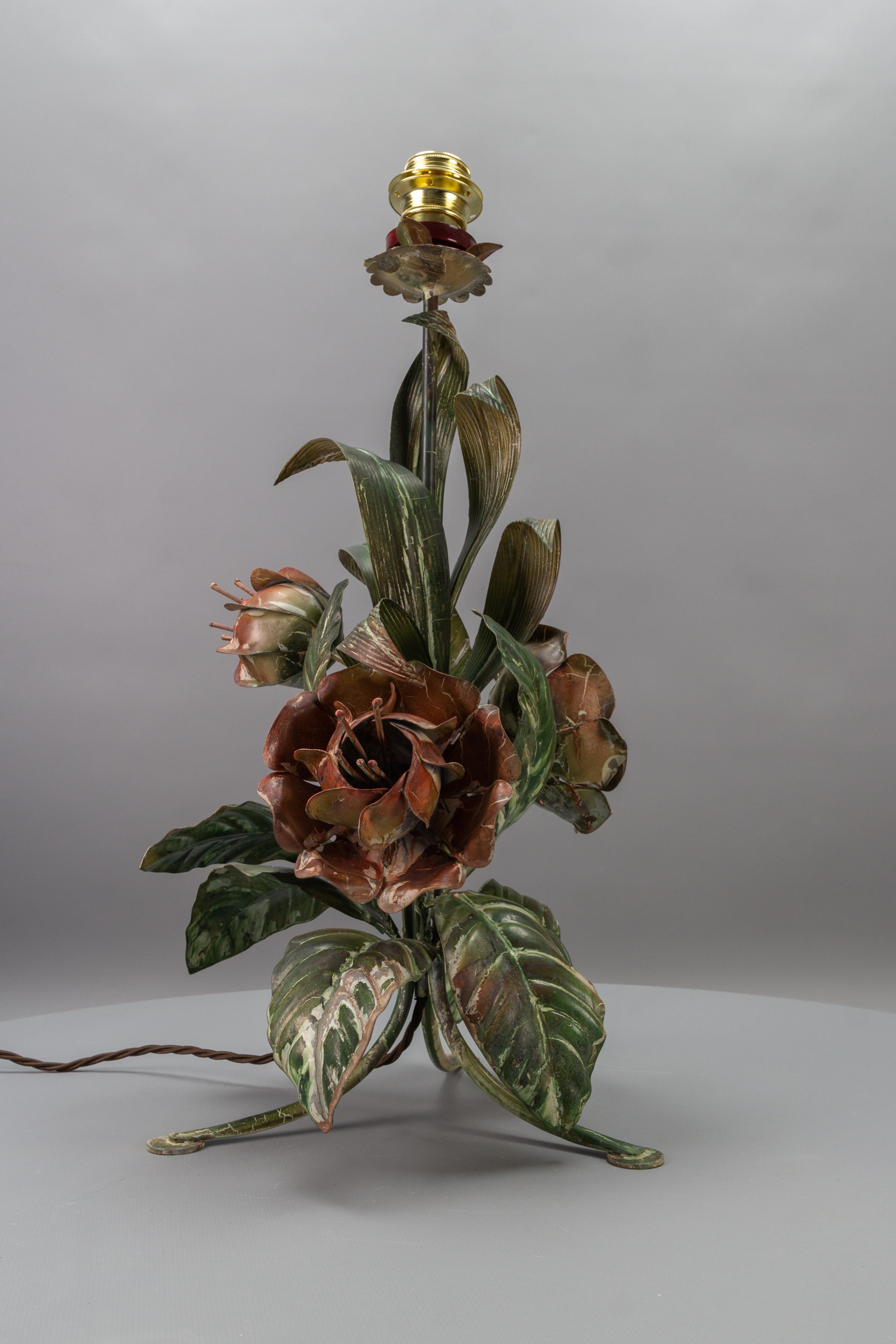 Hollywood Regency style green and red painted toleware flower-shaped table Lamp, Germany, circa the 1970s.
This impressive Hollywood Regency-style table lamp base is a stunning piece made of hand-painted metal in the shape of large flowers - three
