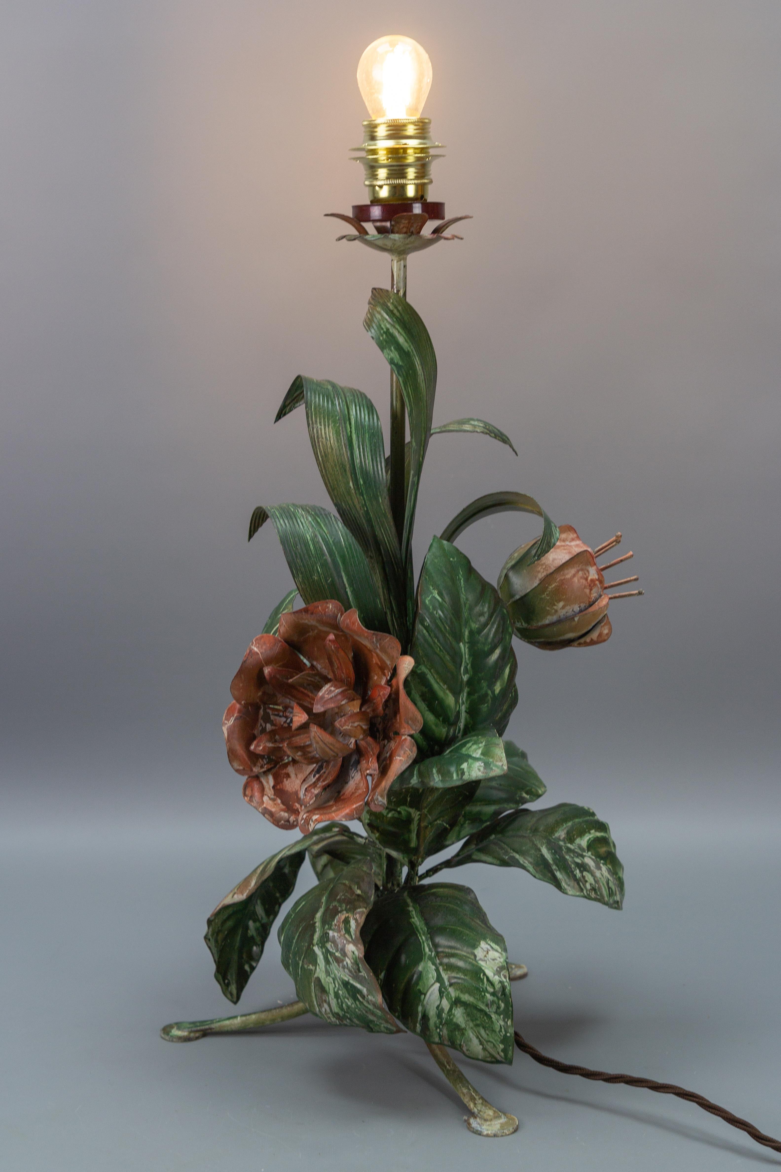 Hollywood Regency Style Green and Red Painted Toleware Flower Table Lamp In Good Condition For Sale In Barntrup, DE