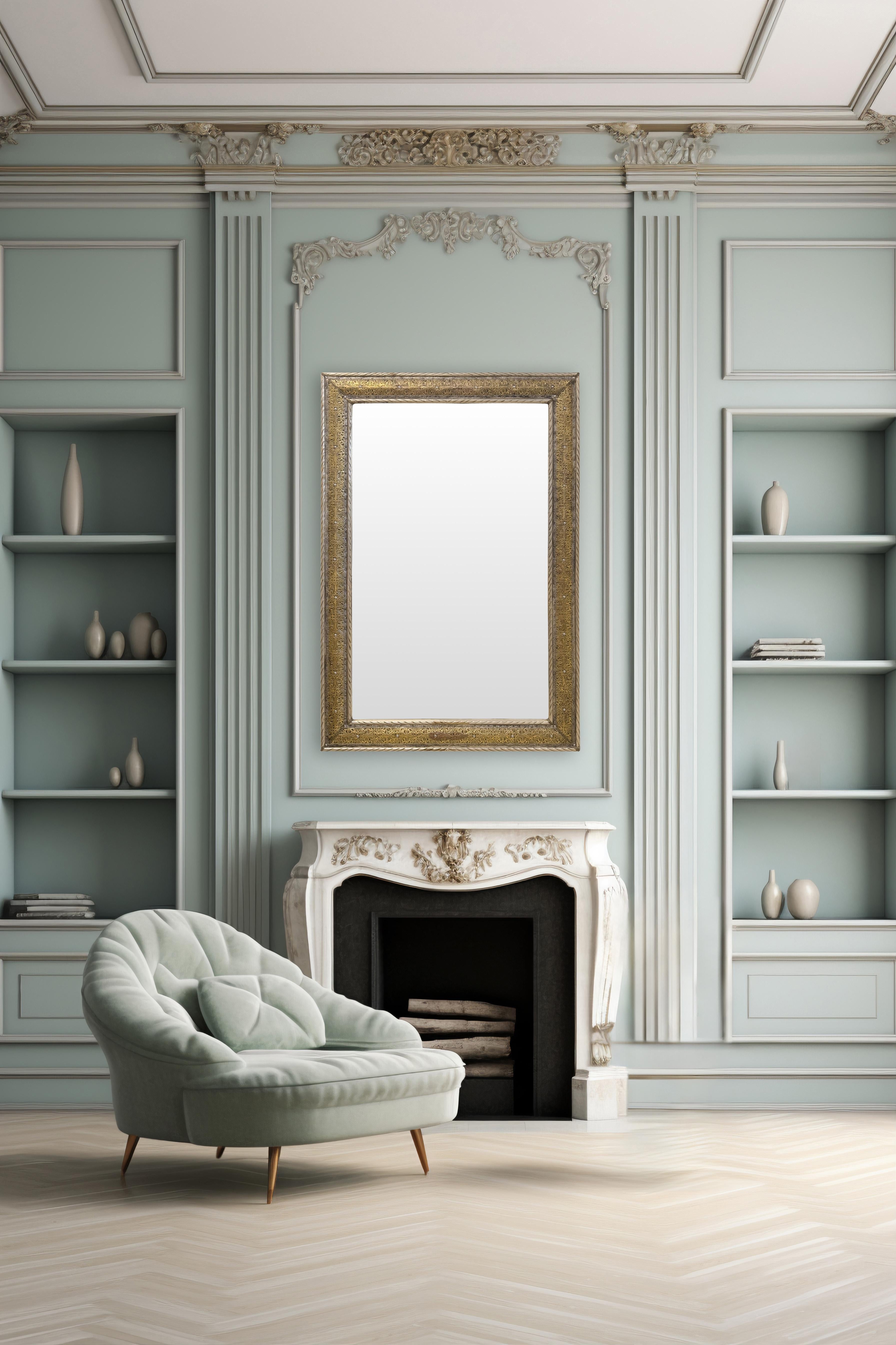 Questo  Lo specchio in stile Hollywood Regency emana opulenza e glamour senza tempo, realizzato con una meticolosa attenzione ai dettagli. La cornice in filigrana, realizzata a mano in ottone di alta qualità e metallo argentato, presenta motivi