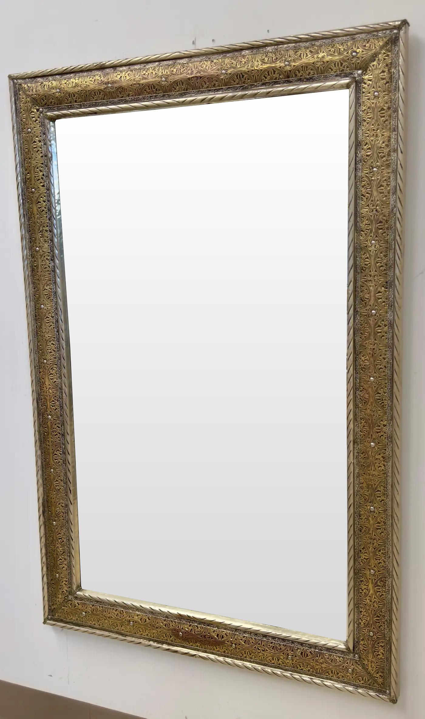Specchio da parete o da console in ottone e argento in stile Hollywood Regency realizzato a mano in filigrana In condizioni buone in vendita a Plainview, NY