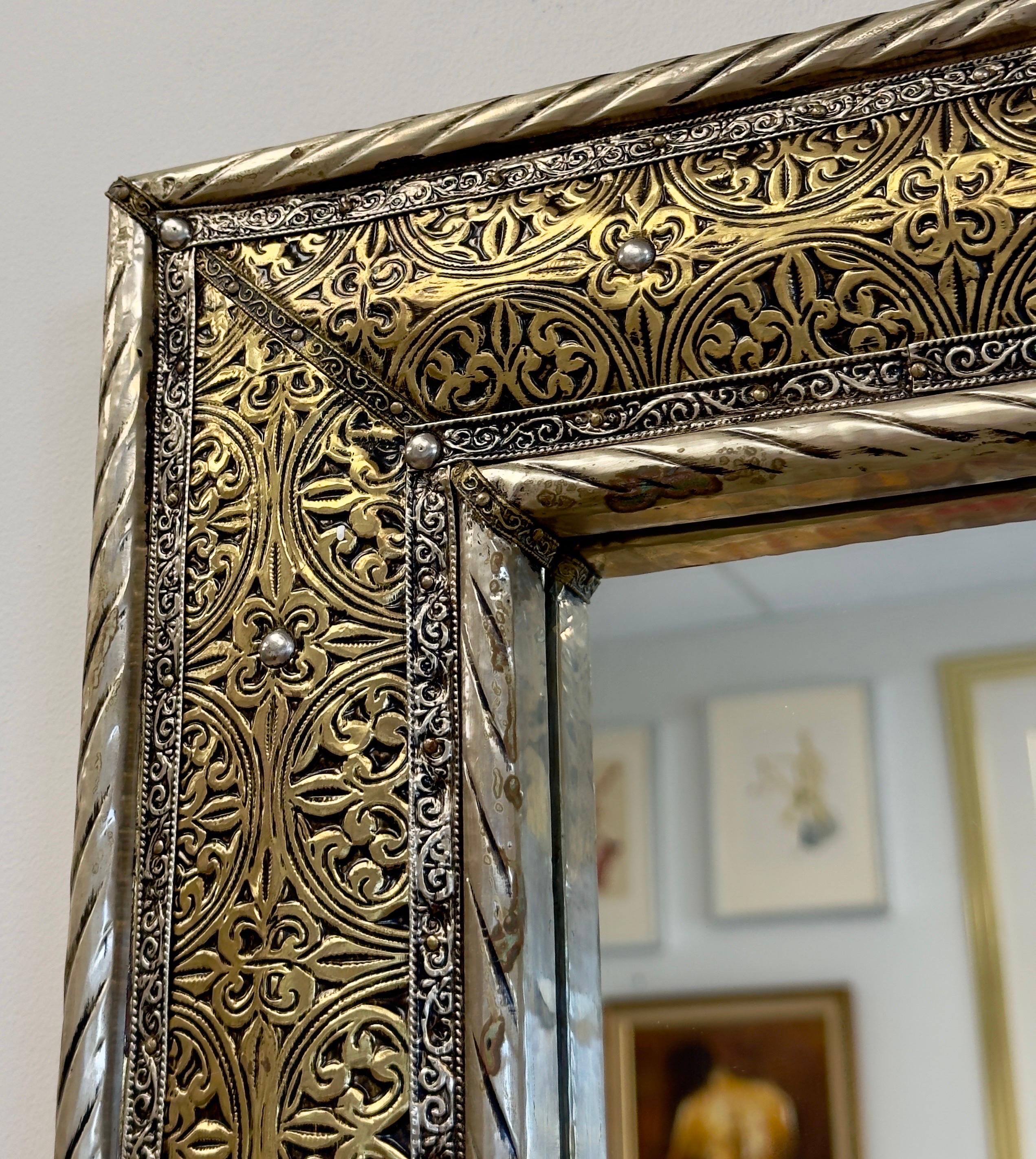 XX secolo Specchio da parete o da console in ottone e argento in stile Hollywood Regency realizzato a mano in filigrana in vendita