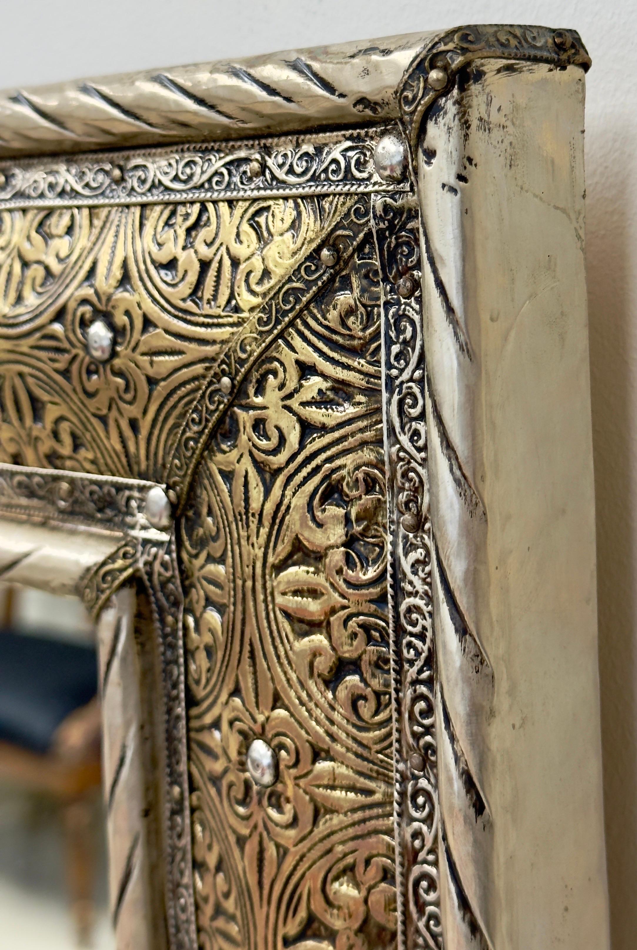 Ottone Specchio da parete o da console in ottone e argento in stile Hollywood Regency realizzato a mano in filigrana in vendita