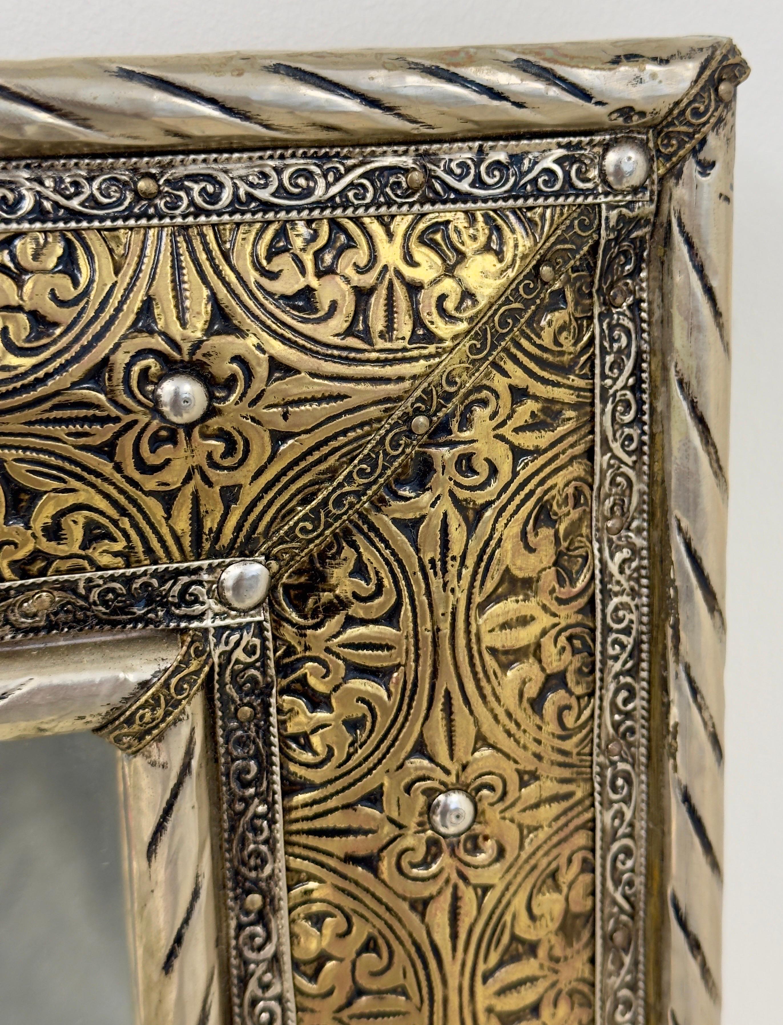 Specchio da parete o da console in ottone e argento in stile Hollywood Regency realizzato a mano in filigrana in vendita 3