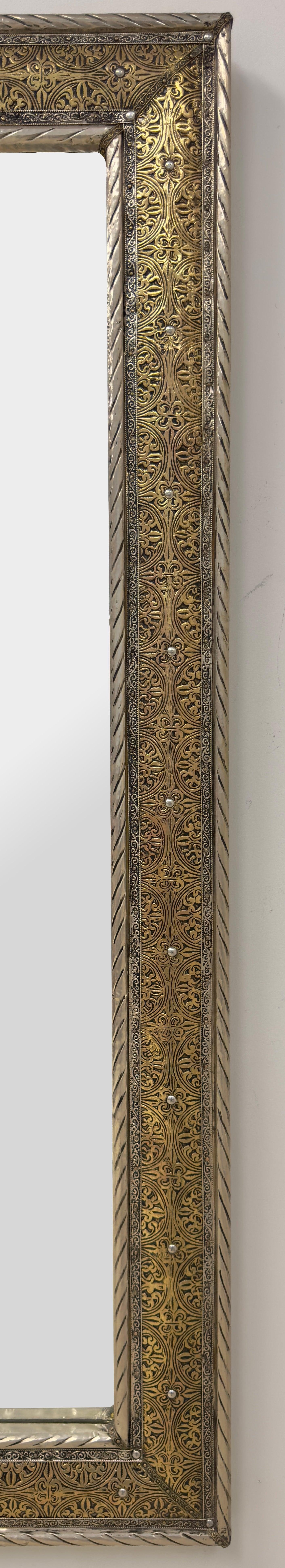 Specchio da parete o da console in ottone e argento in stile Hollywood Regency realizzato a mano in filigrana in vendita 2