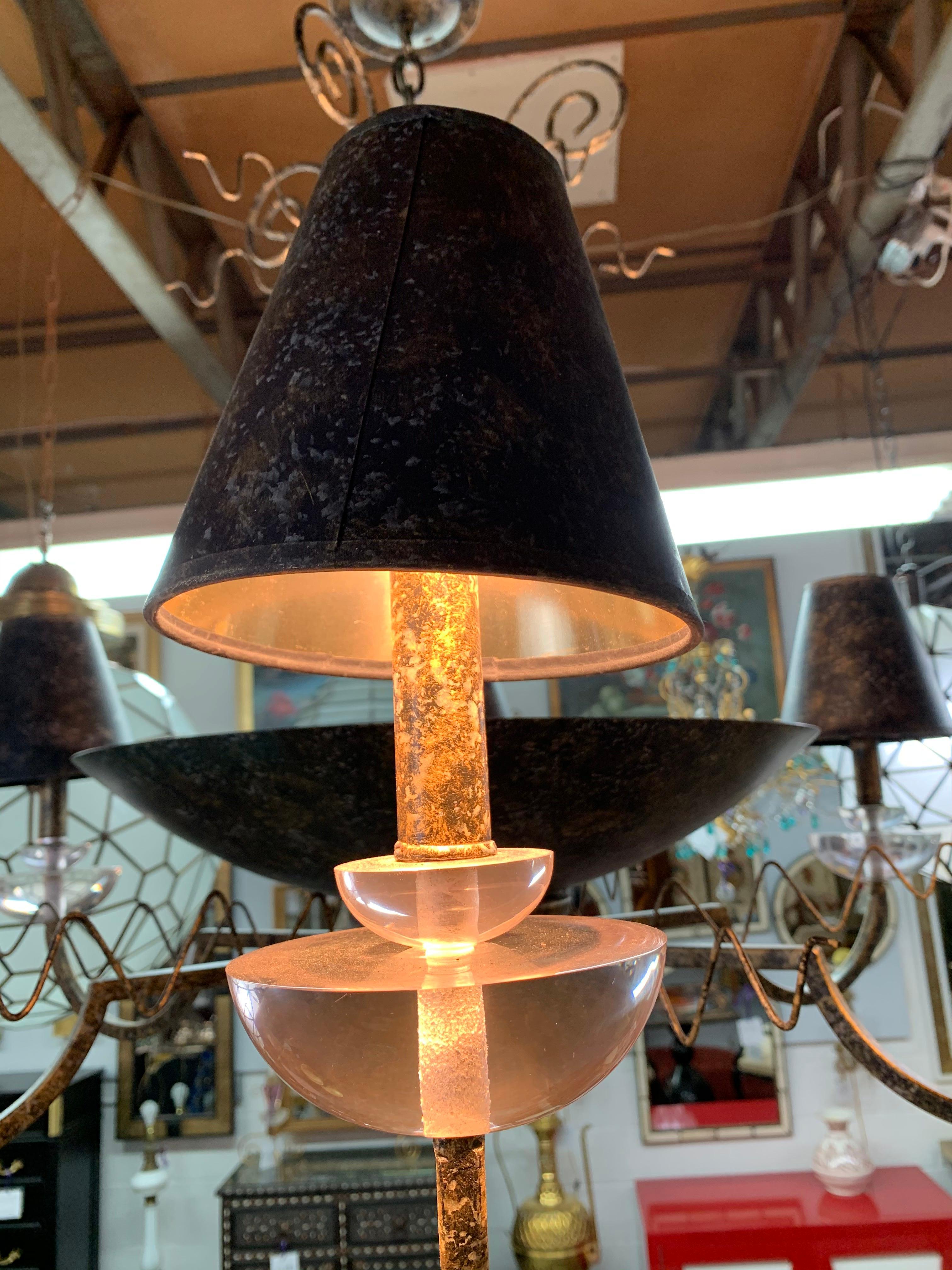 Lampadario in ferro e lucite con vetro colorato in stile Hollywood Regency in vendita 6