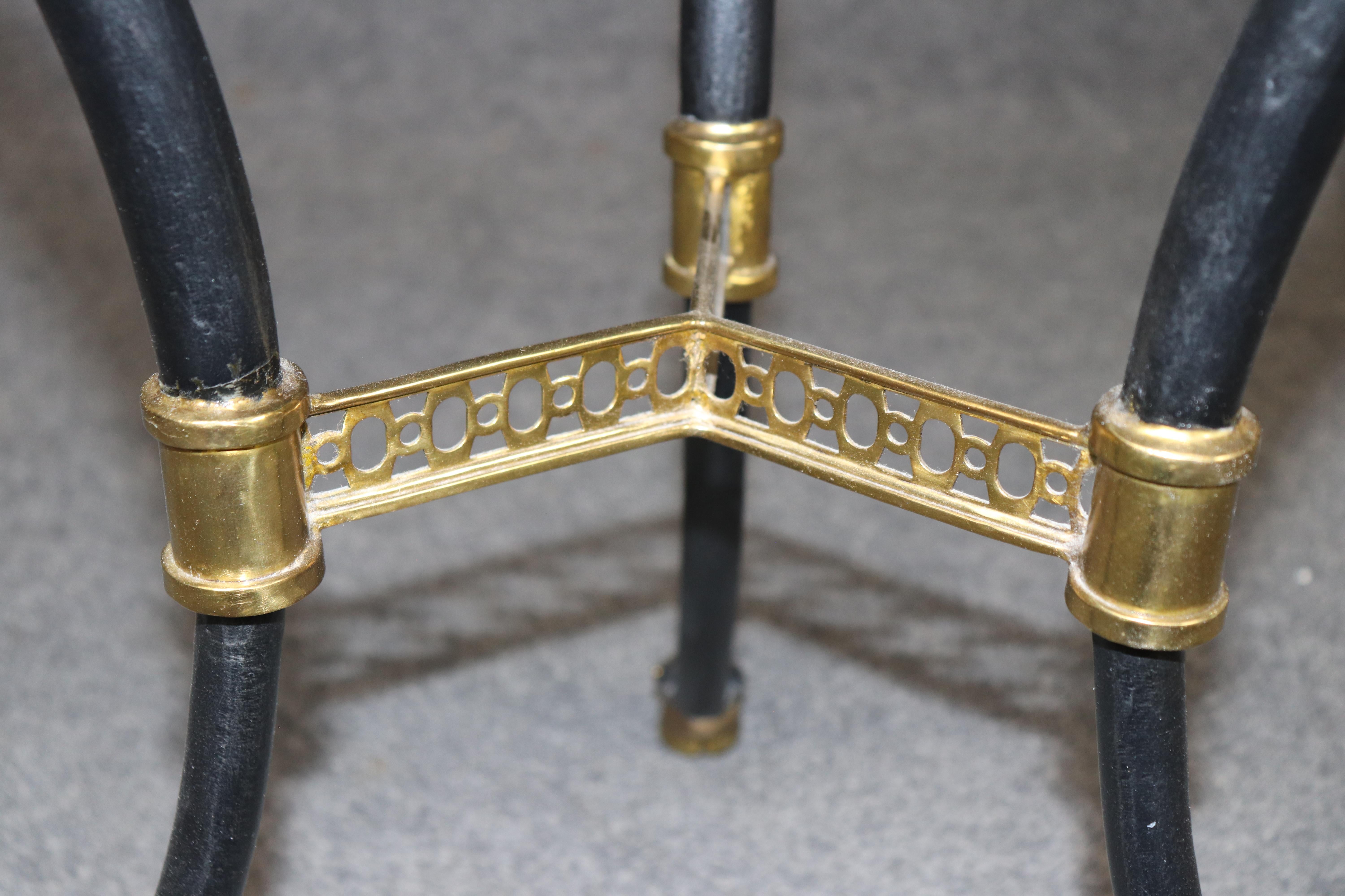 Table d'appoint de style Hollywood Regency en métal et laiton à tête de bélier en vente 3
