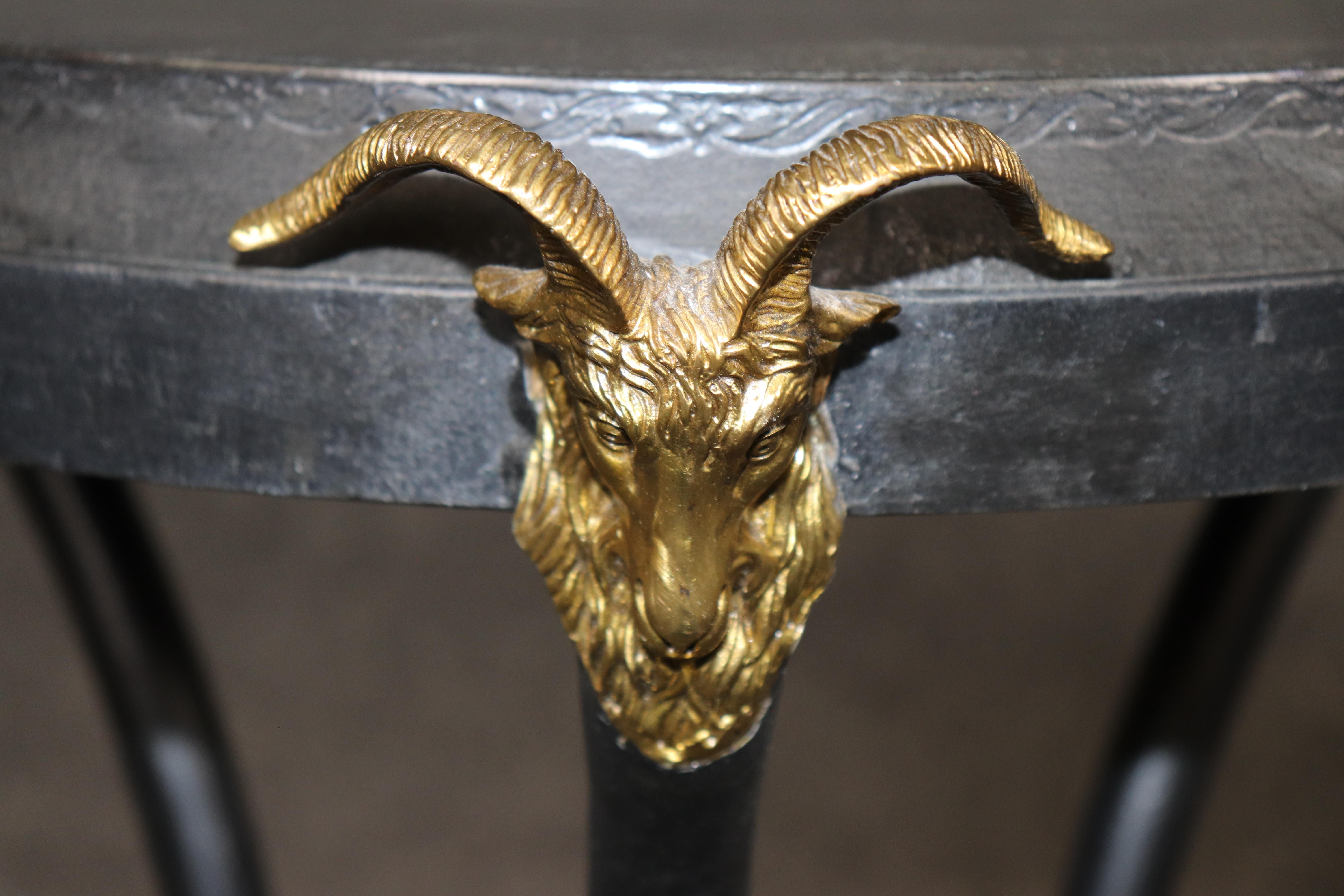 Table d'appoint de style Hollywood Regency en métal et laiton à tête de bélier en vente 4