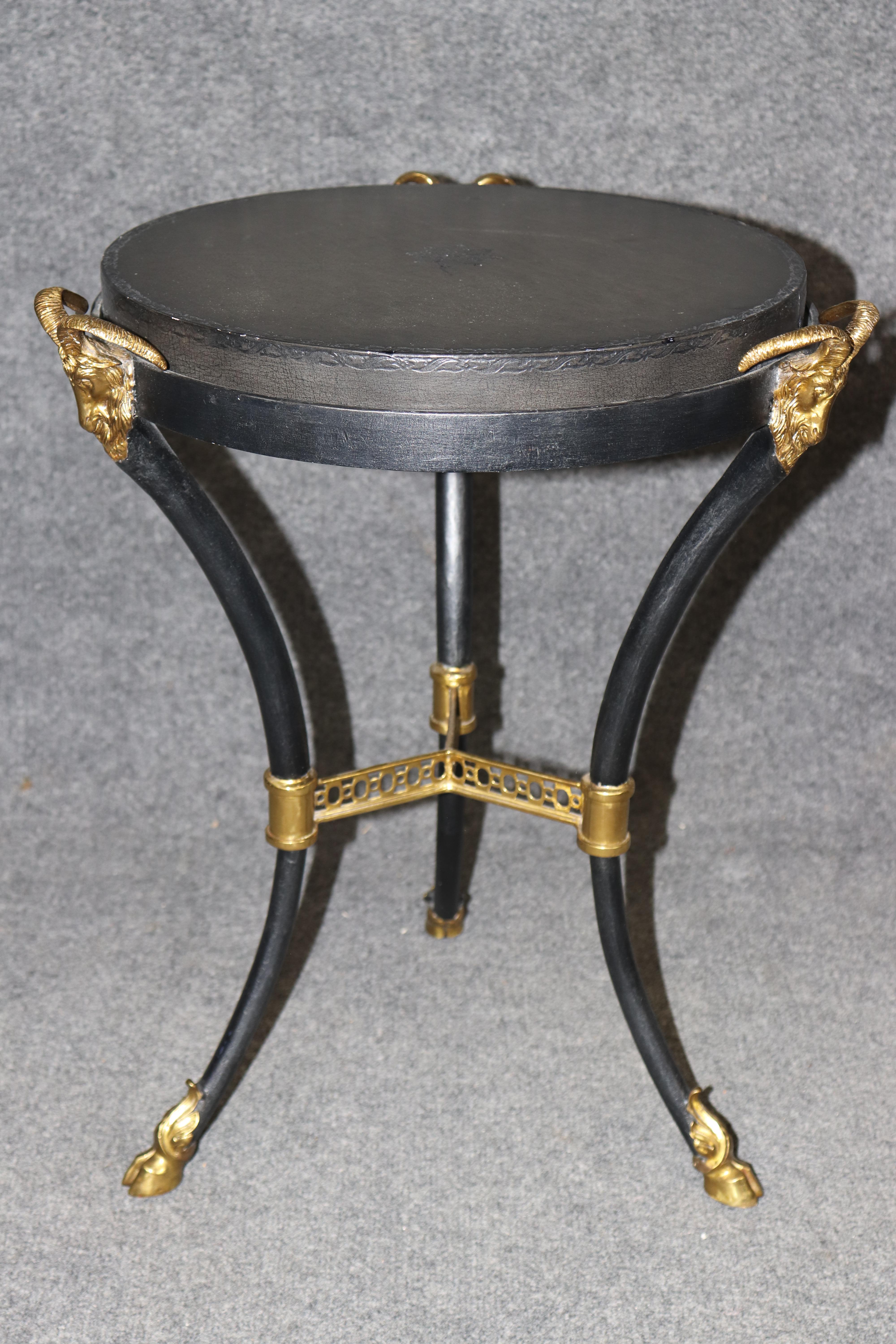 Dimensions - H : 22 1/2 in W : 17 1/2 in D : 17 1/2 in 

Table d'appoint en métal et laiton à tête de bélier, style Hollywood Regency, avec plateau en cuir - Table d'appoint d'inspiration néoclassique avec détails sculpturaux

Ajoutez une touche