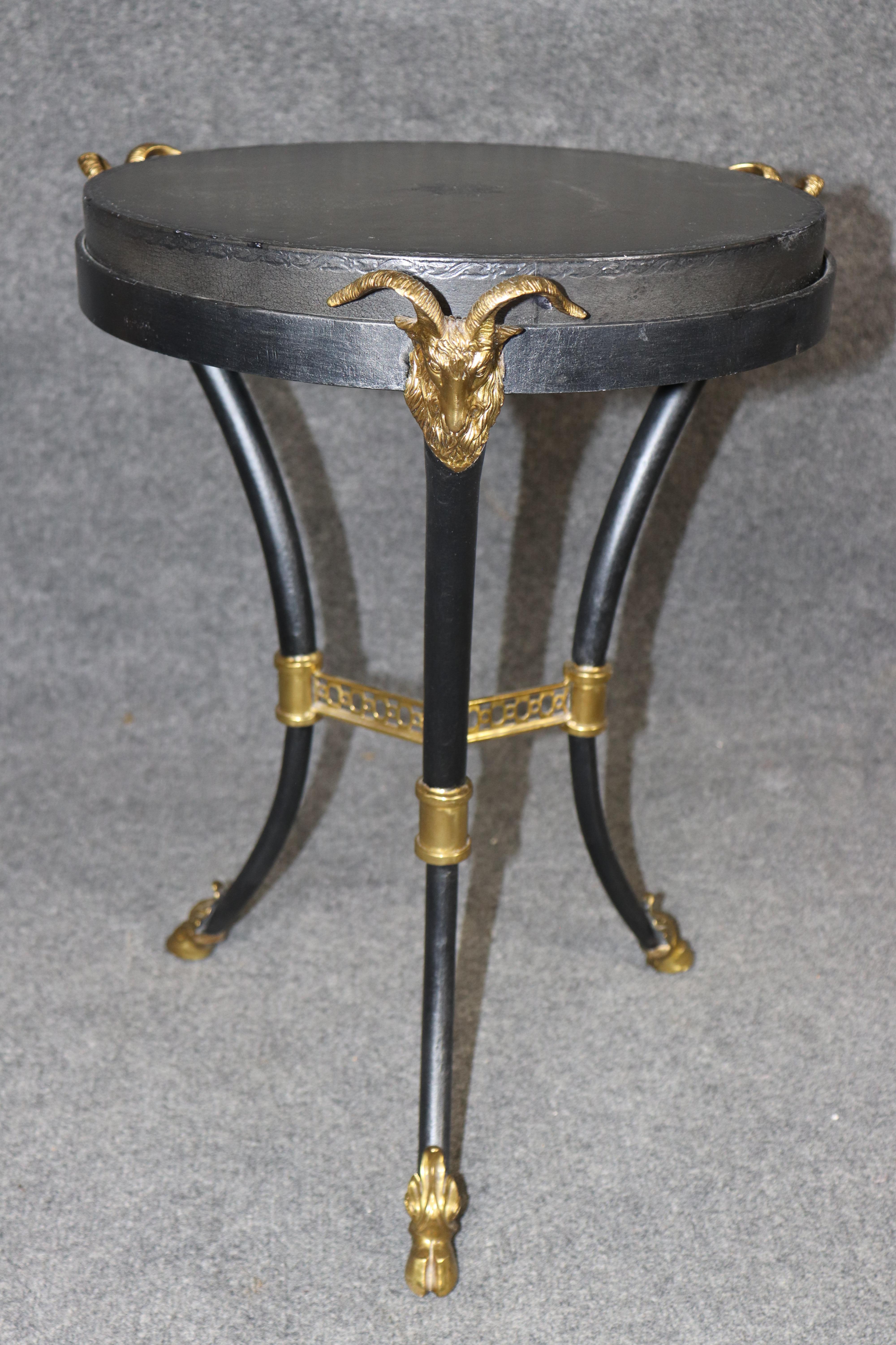 Philippin Table d'appoint de style Hollywood Regency en métal et laiton à tête de bélier en vente