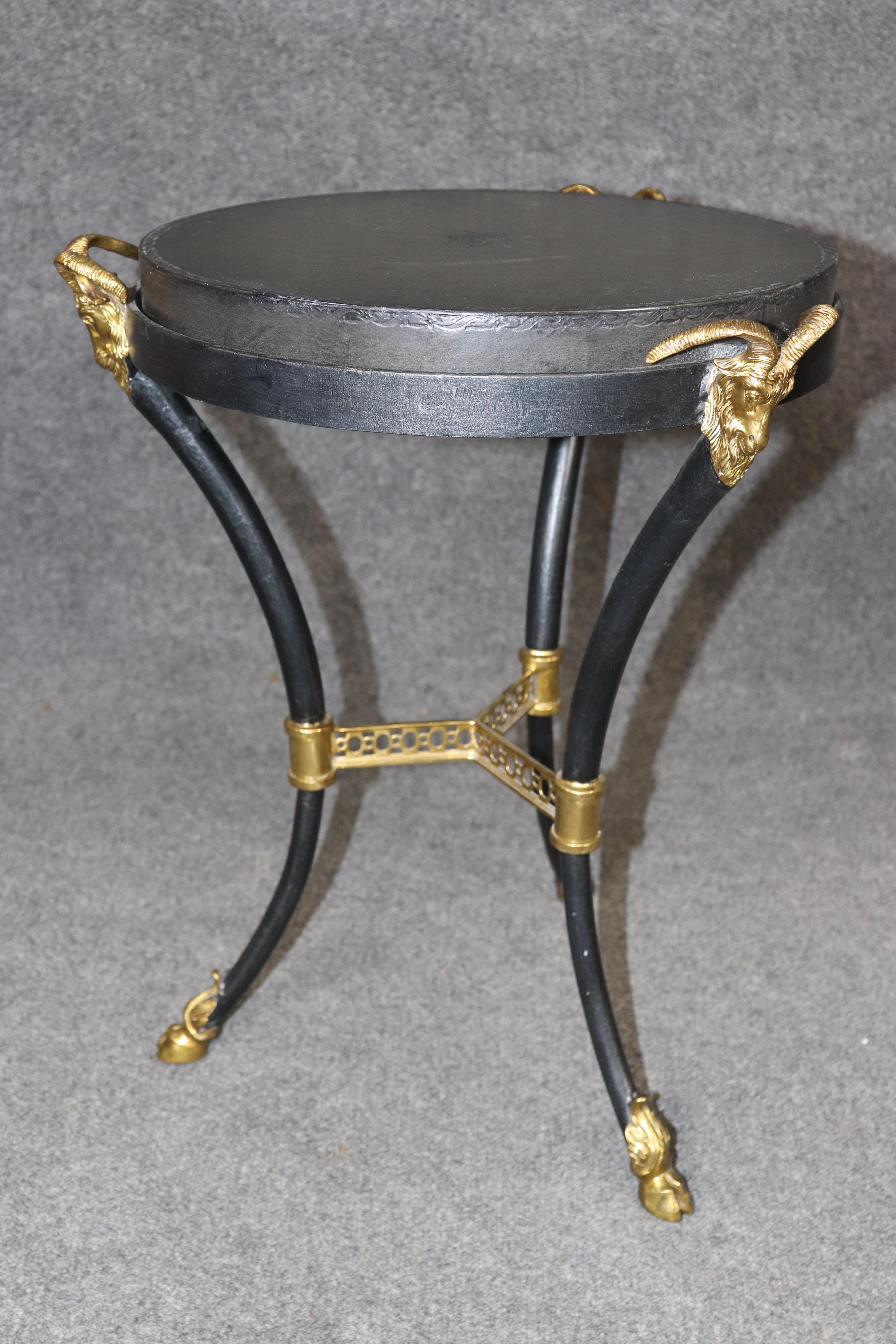 Embossé Table d'appoint de style Hollywood Regency en métal et laiton à tête de bélier en vente