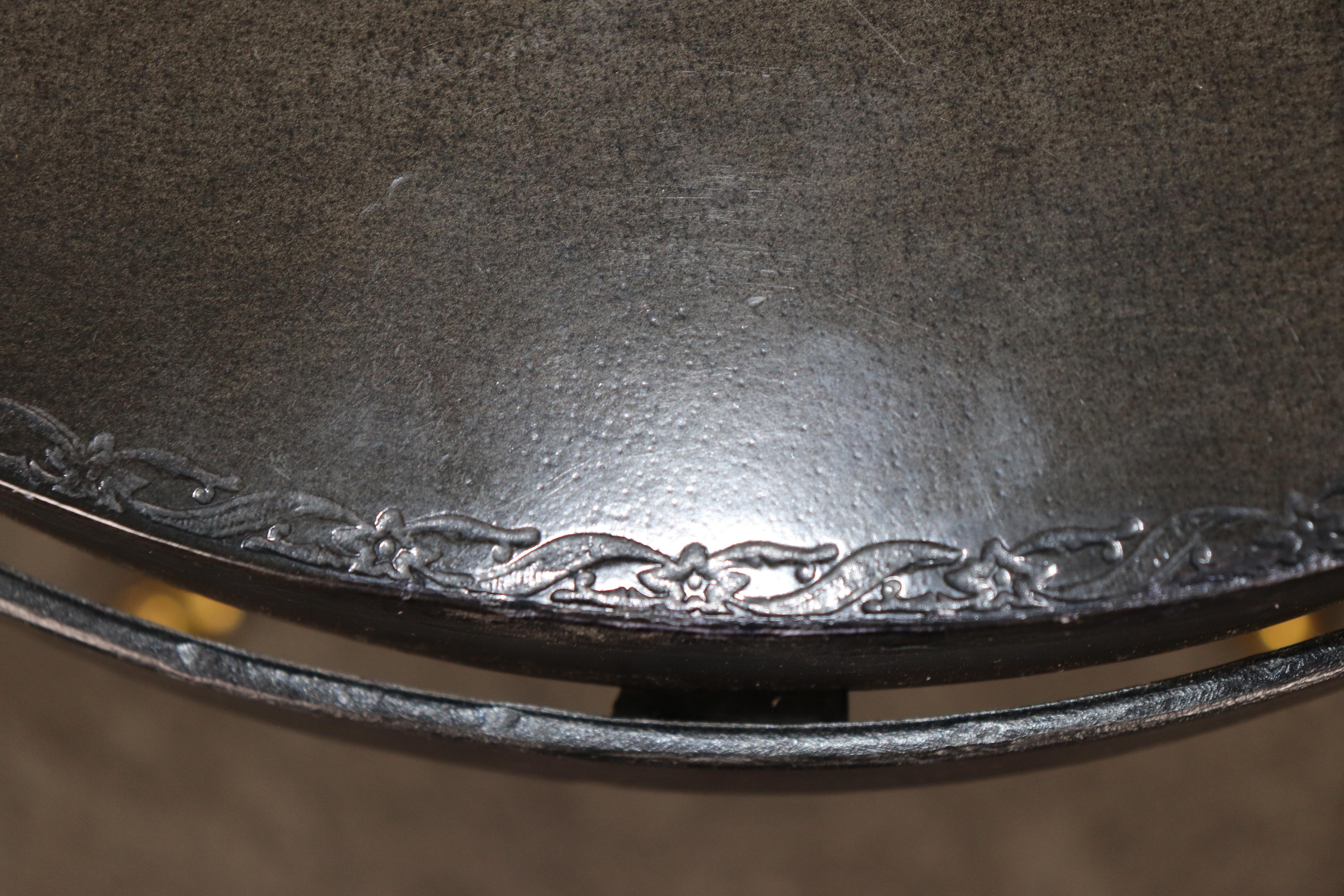 Métal Table d'appoint de style Hollywood Regency en métal et laiton à tête de bélier en vente