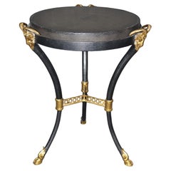 Mesa auxiliar con cabezal de carnero de metal y latón y tapa de cuero estilo Hollywood Regency